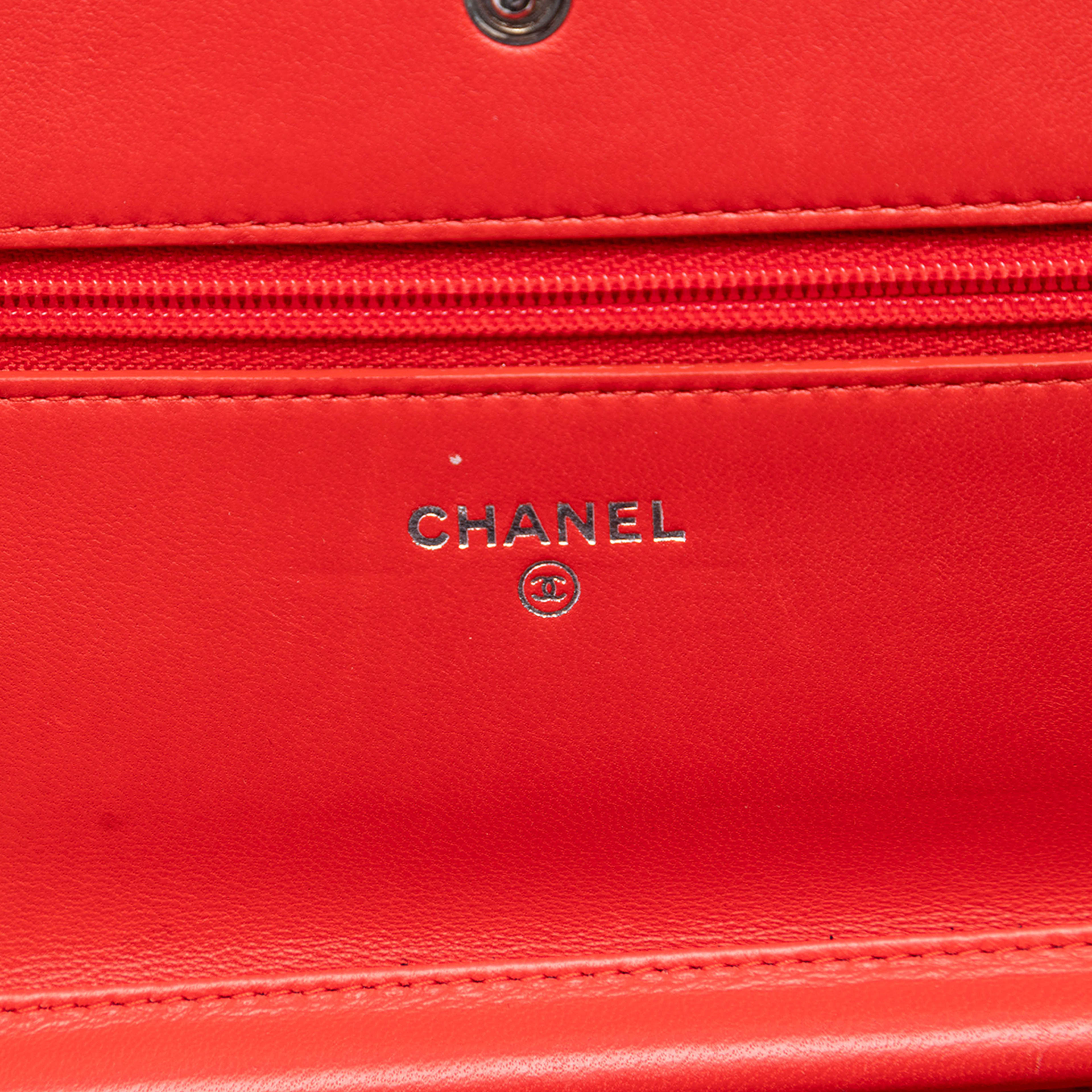 Chanel Quilted Lambskin Boy Wallet On Chain, från Luxclusif, i färgen red. Klicka för att öppna bilden i stort format