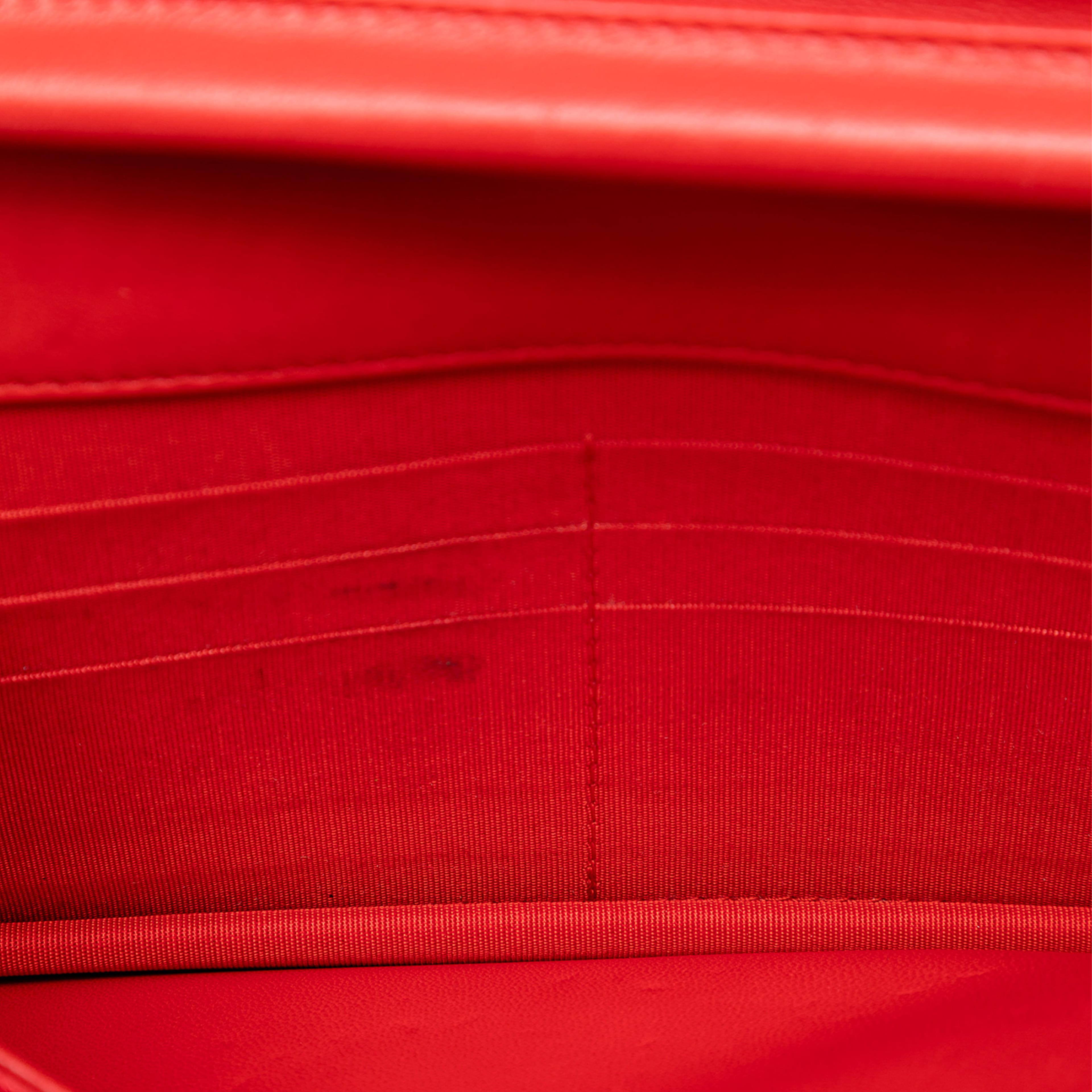Chanel Quilted Lambskin Boy Wallet On Chain, från Luxclusif, i färgen red. Klicka för att öppna bilden i stort format