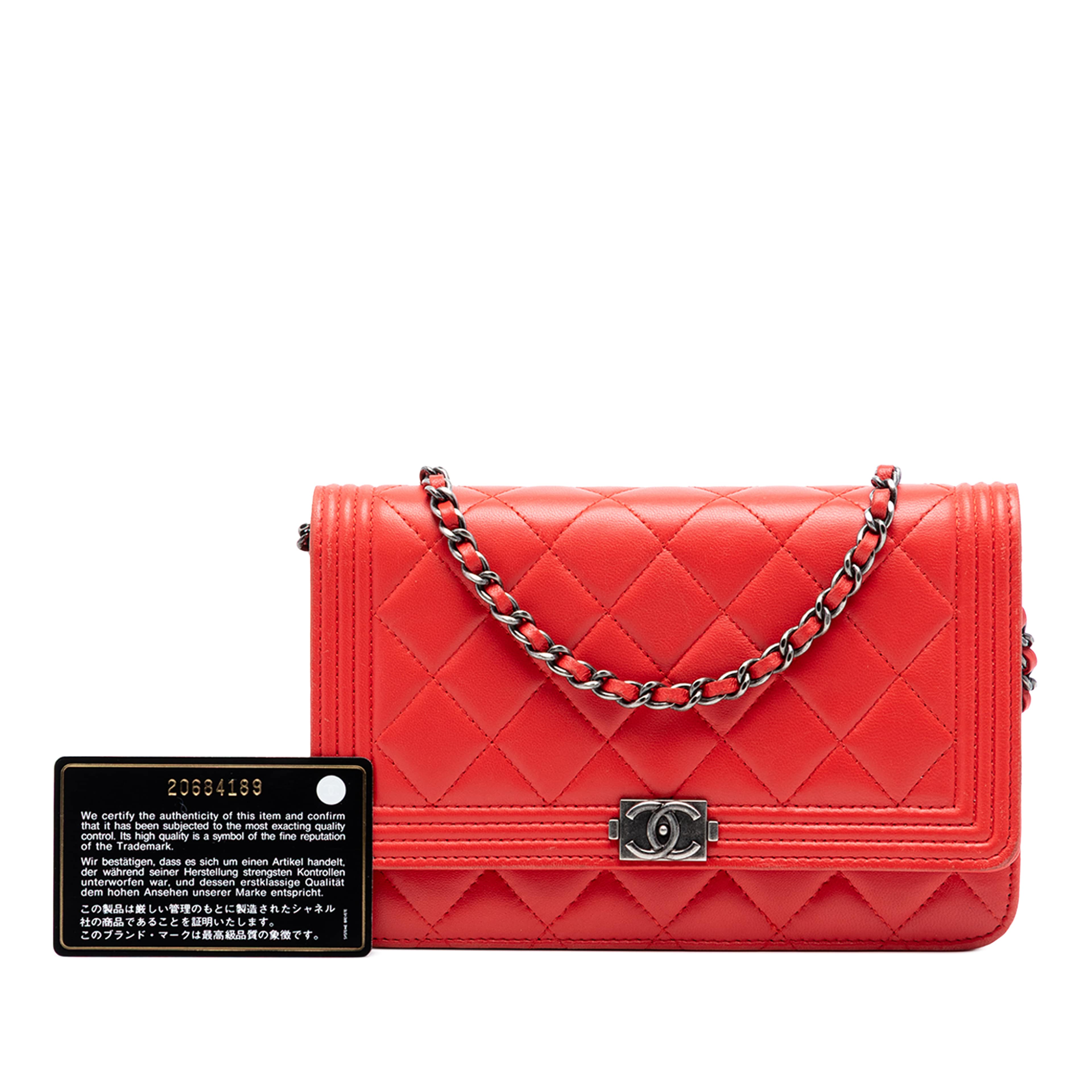 Chanel Quilted Lambskin Boy Wallet On Chain, från Luxclusif, i färgen röd. Klicka för att öppna bilden i stort format