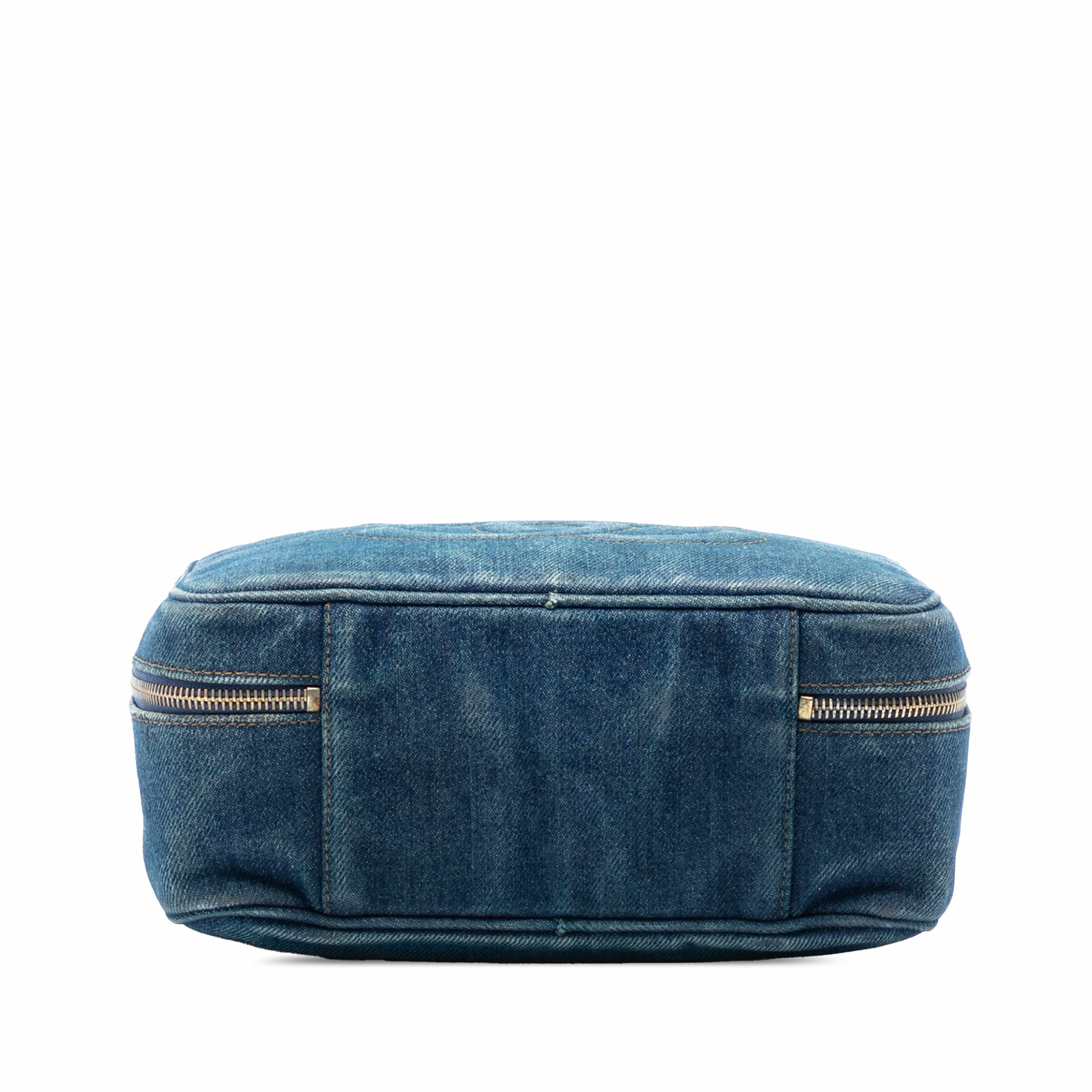 Chanel Cc Denim Vanity Bag, från Luxclusif, i färgen denim. Klicka för att öppna bilden i stort format