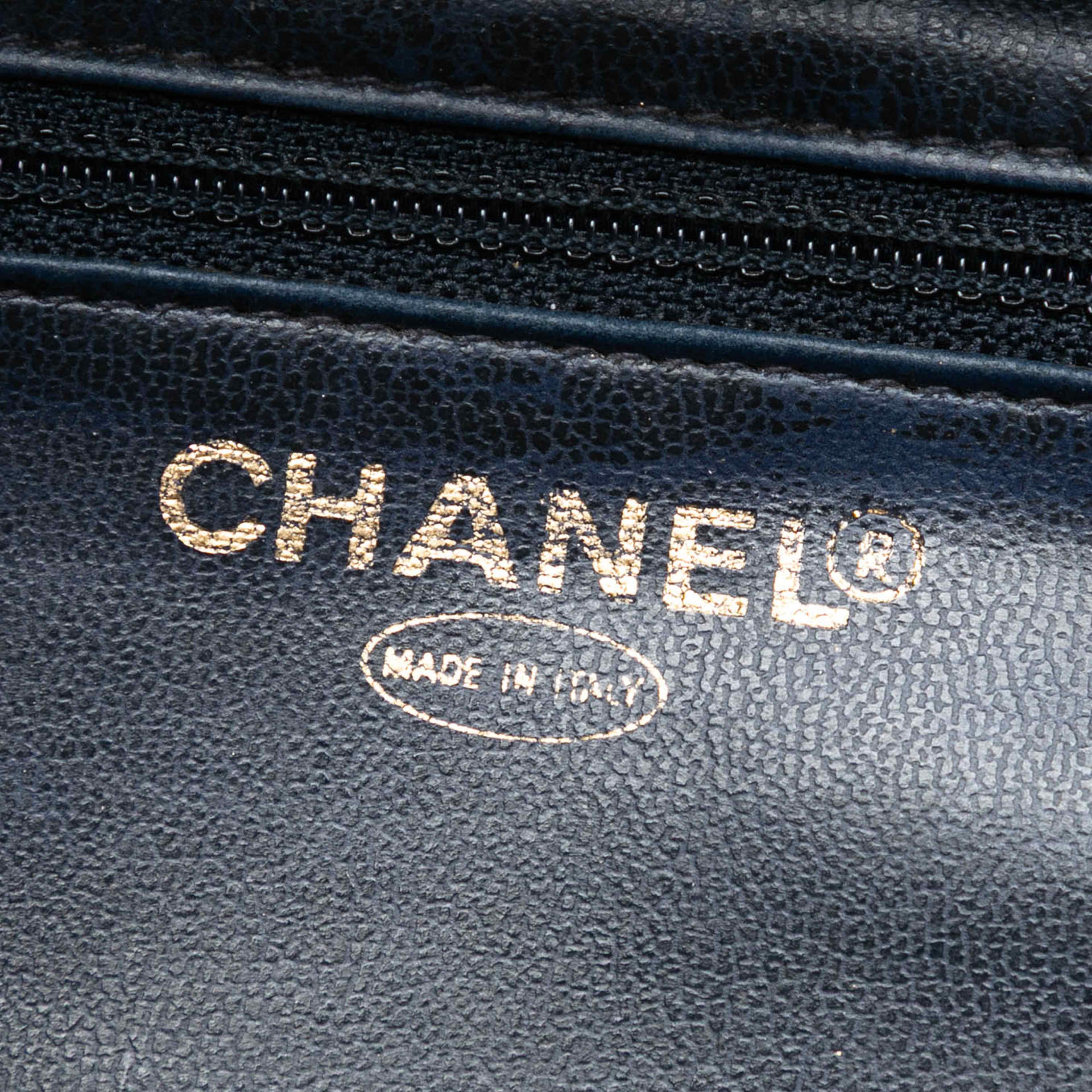 Chanel Cc Denim Vanity Bag, från Luxclusif, i färgen denim. Klicka för att öppna bilden i stort format