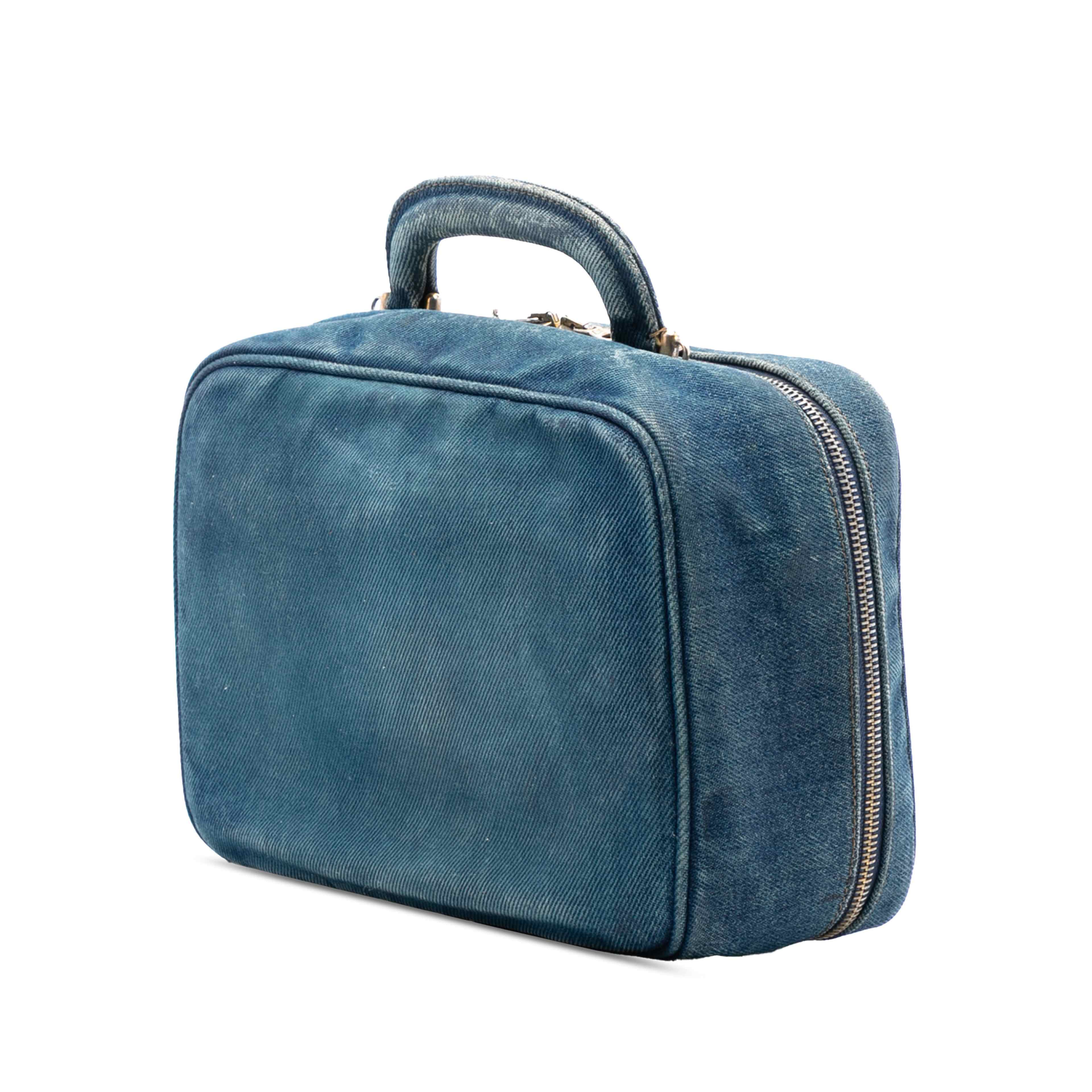 Chanel Cc Denim Vanity Bag, från Luxclusif, i färgen denim. Klicka för att öppna bilden i stort format