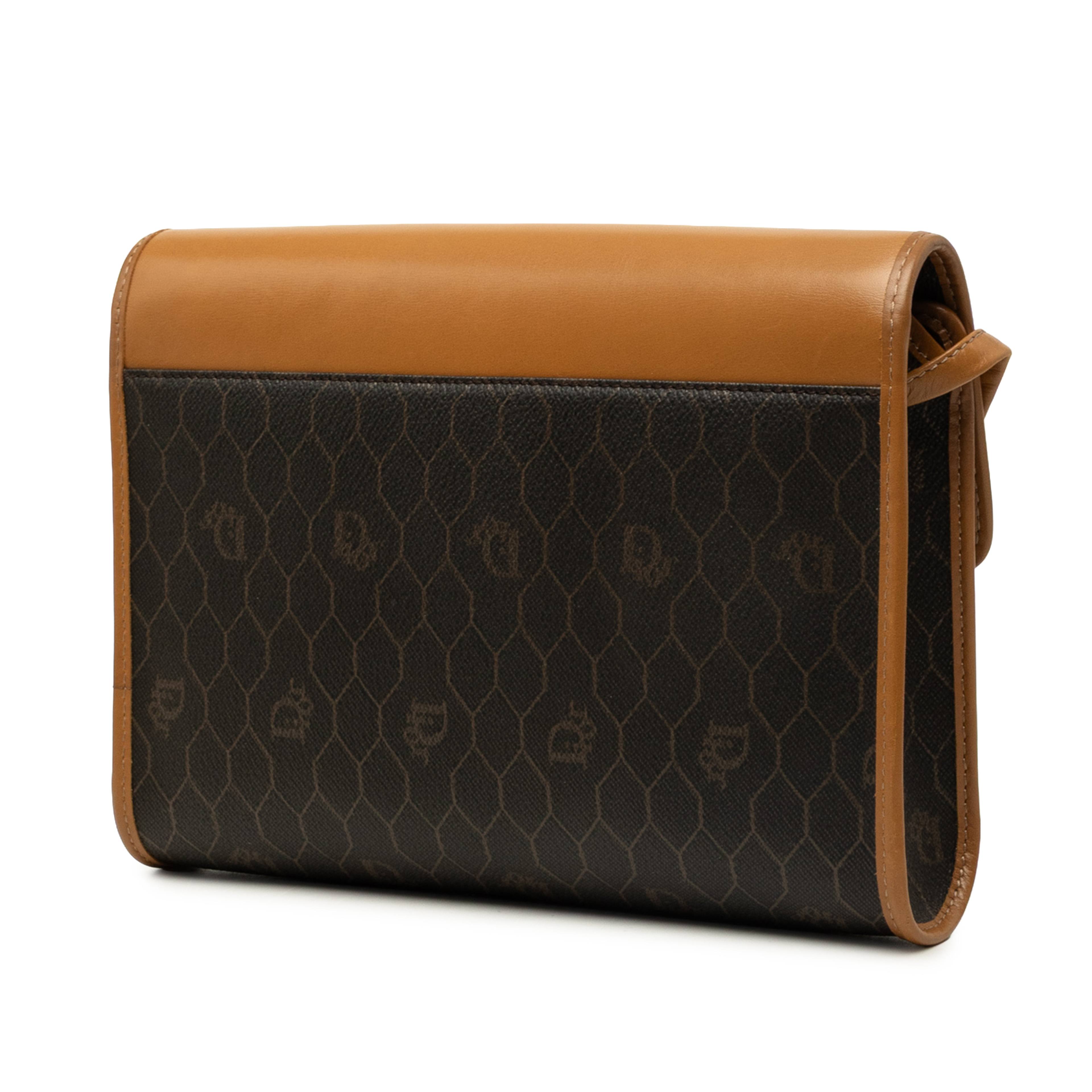 Dior Honeycomb Coated Canvas Crossbody, från Luxclusif, i färgen brun. Klicka för att öppna bilden i stort format