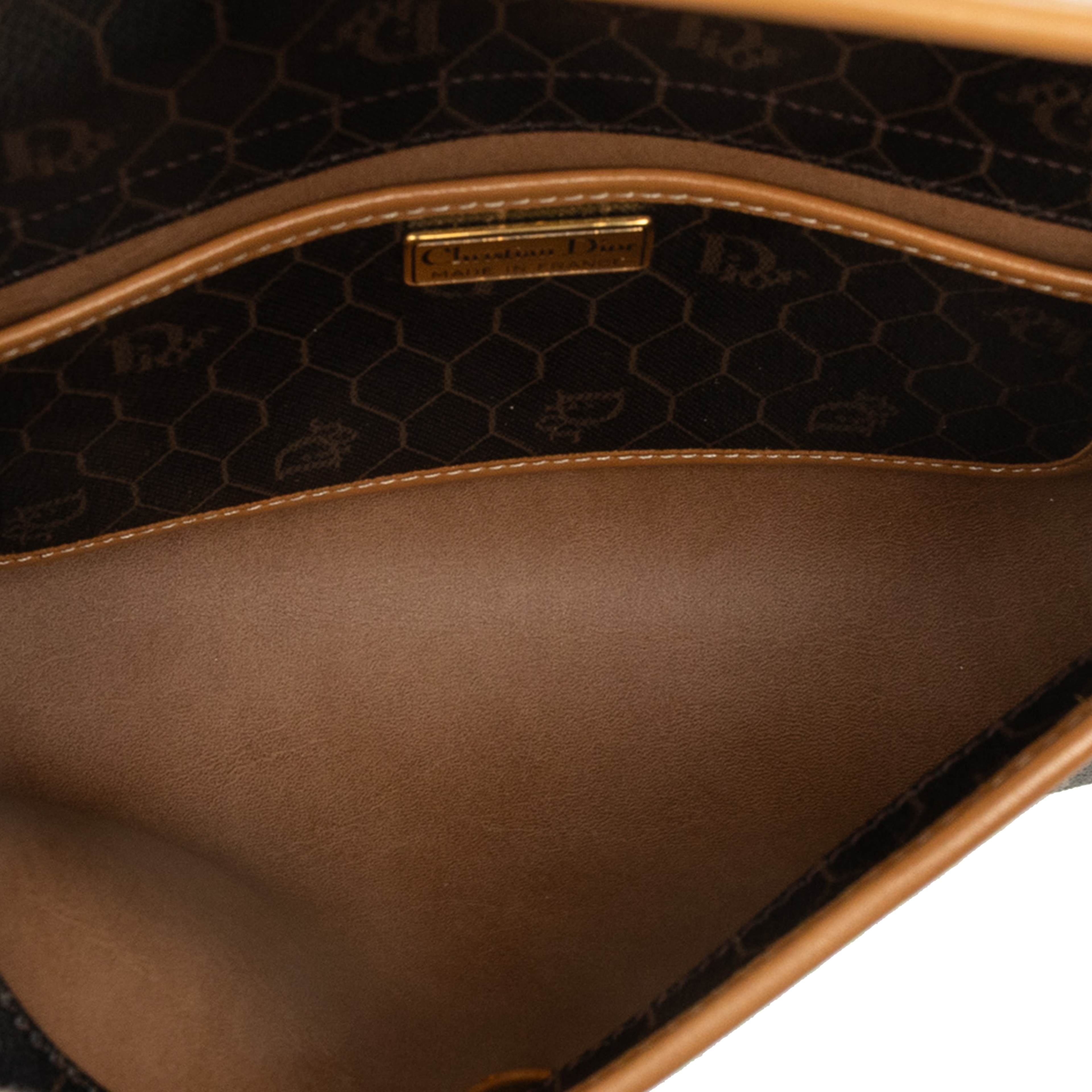Dior Honeycomb Coated Canvas Crossbody, från Luxclusif, i färgen brun. Klicka för att öppna bilden i stort format