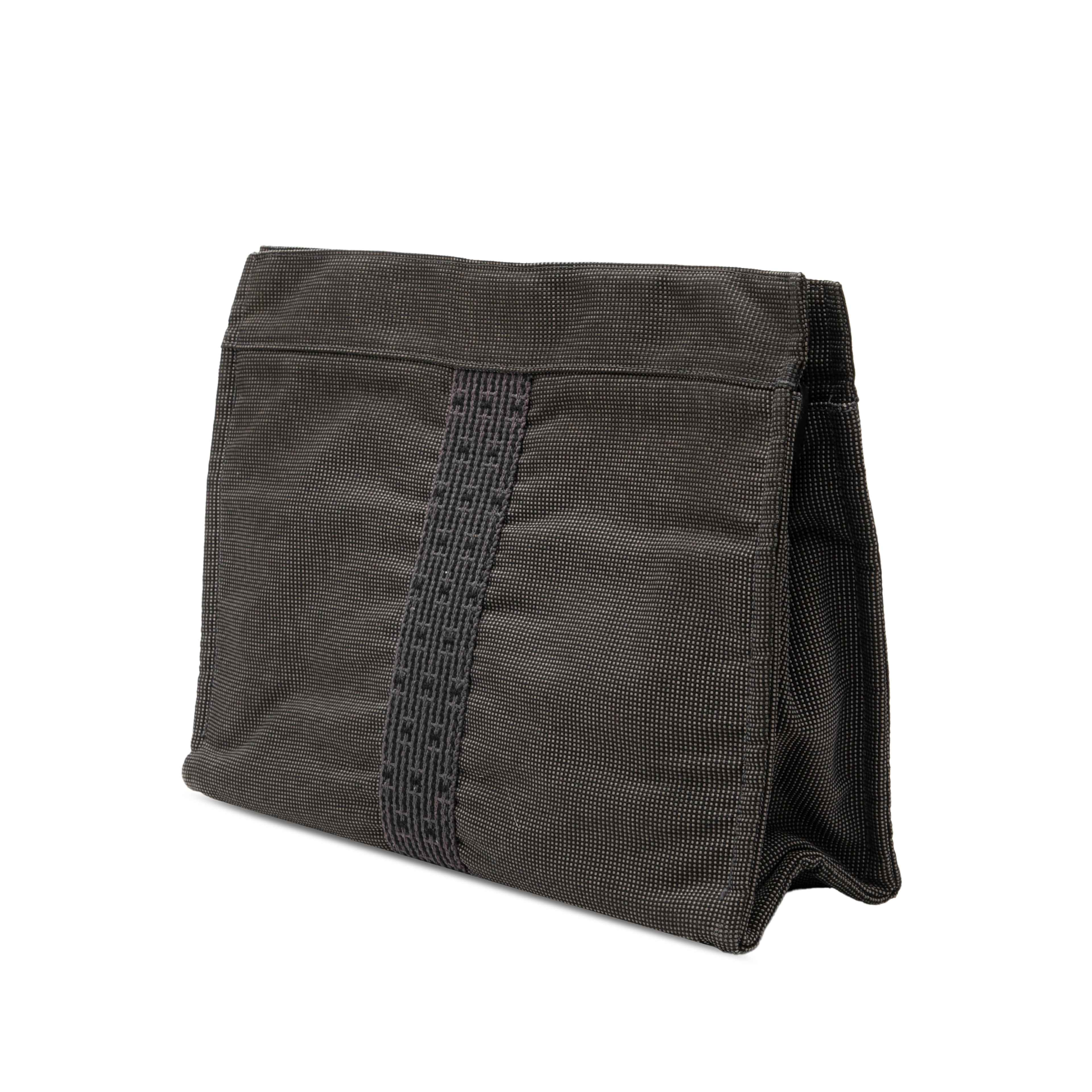 Hermès Canvas Herline Clutch, från Luxclusif, i färgen grå. Klicka för att öppna bilden i stort format