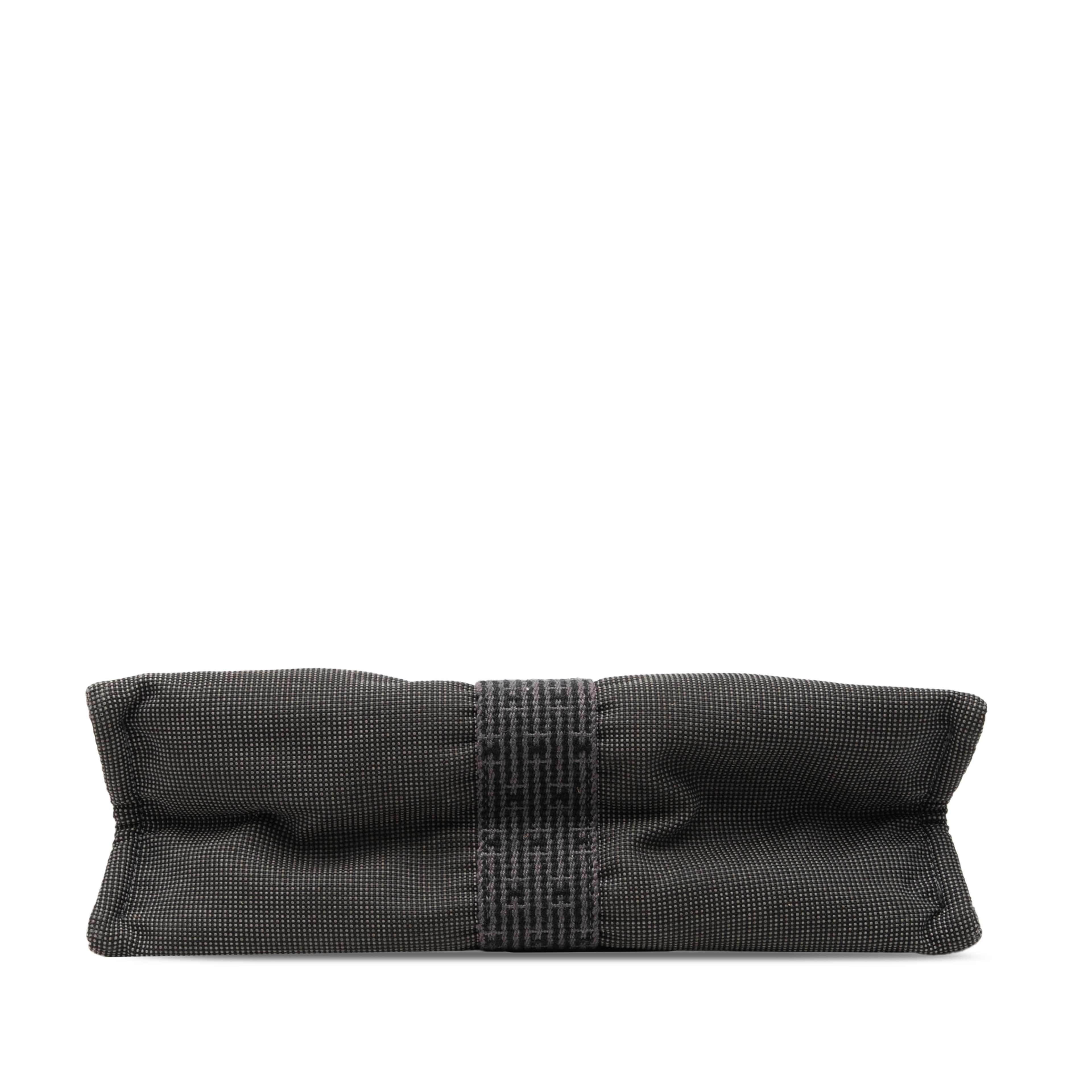 Hermès Canvas Herline Clutch, från Luxclusif, i färgen grå. Klicka för att öppna bilden i stort format