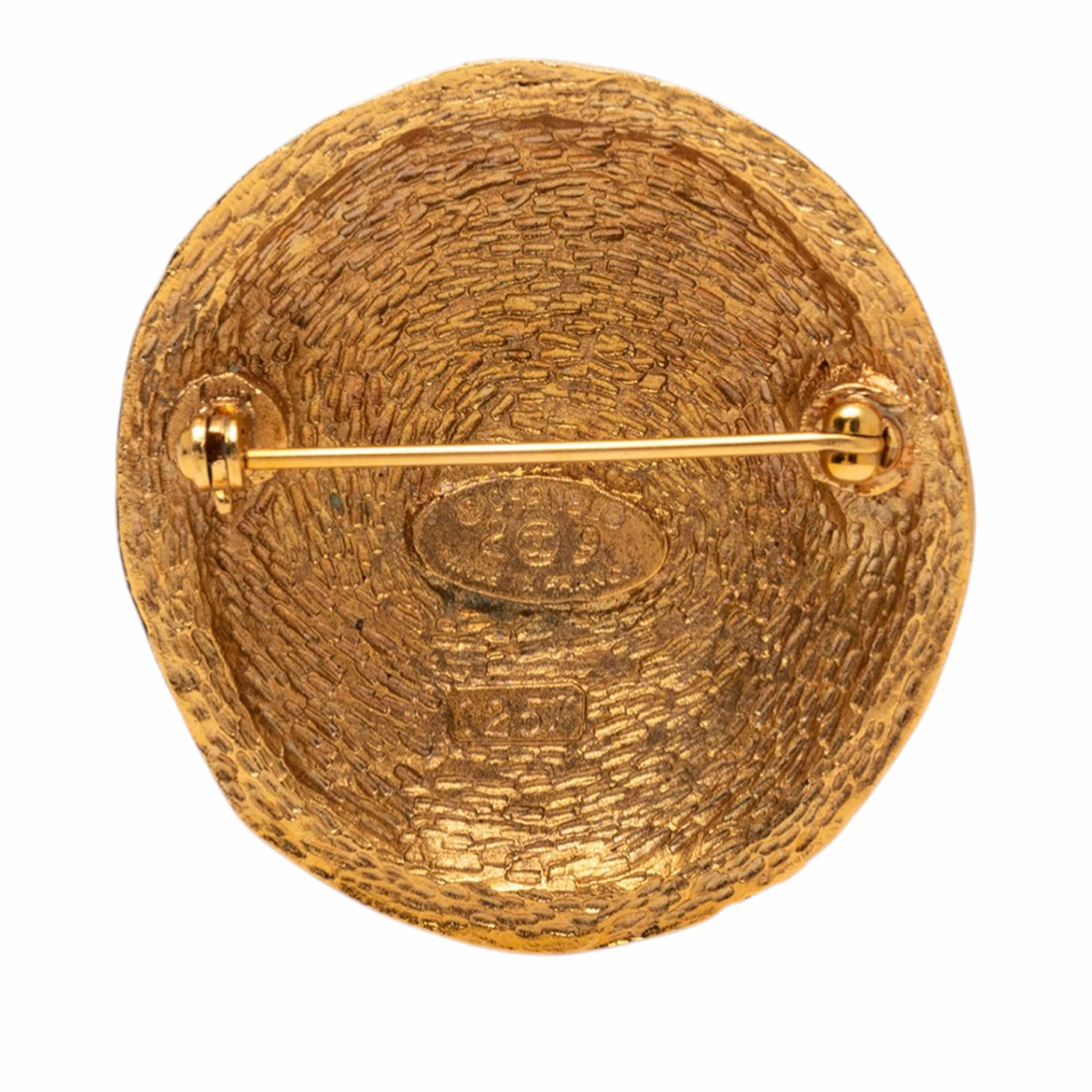 Chanel Cc Gold Plated Round Pin Brooch, från Luxclusif, i färgen guld. Klicka för att öppna bilden i stort format