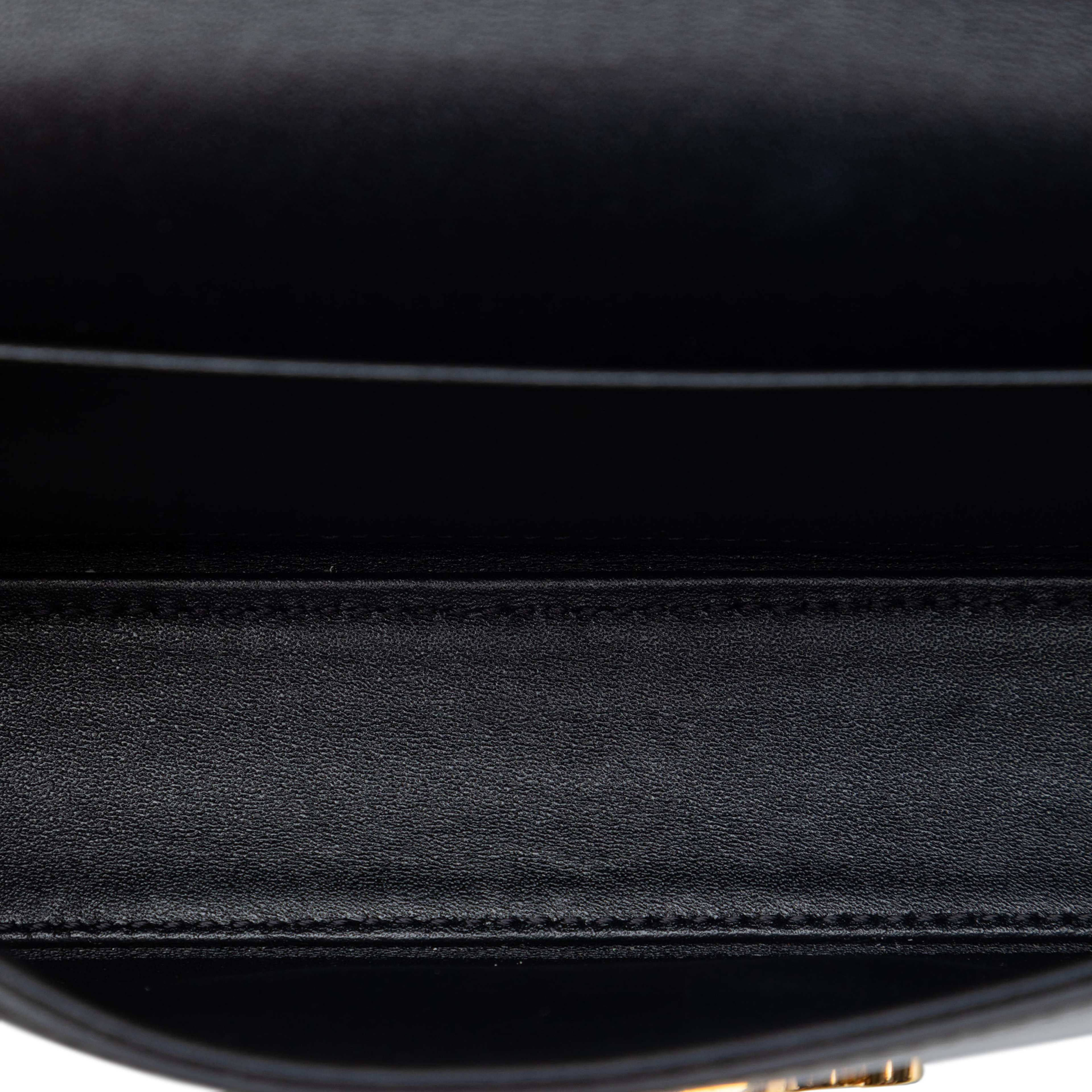 Celine Shiny Calfskin Triomphe Claude Shoulder Bag, från Luxclusif, i färgen black. Klicka för att öppna bilden i stort format