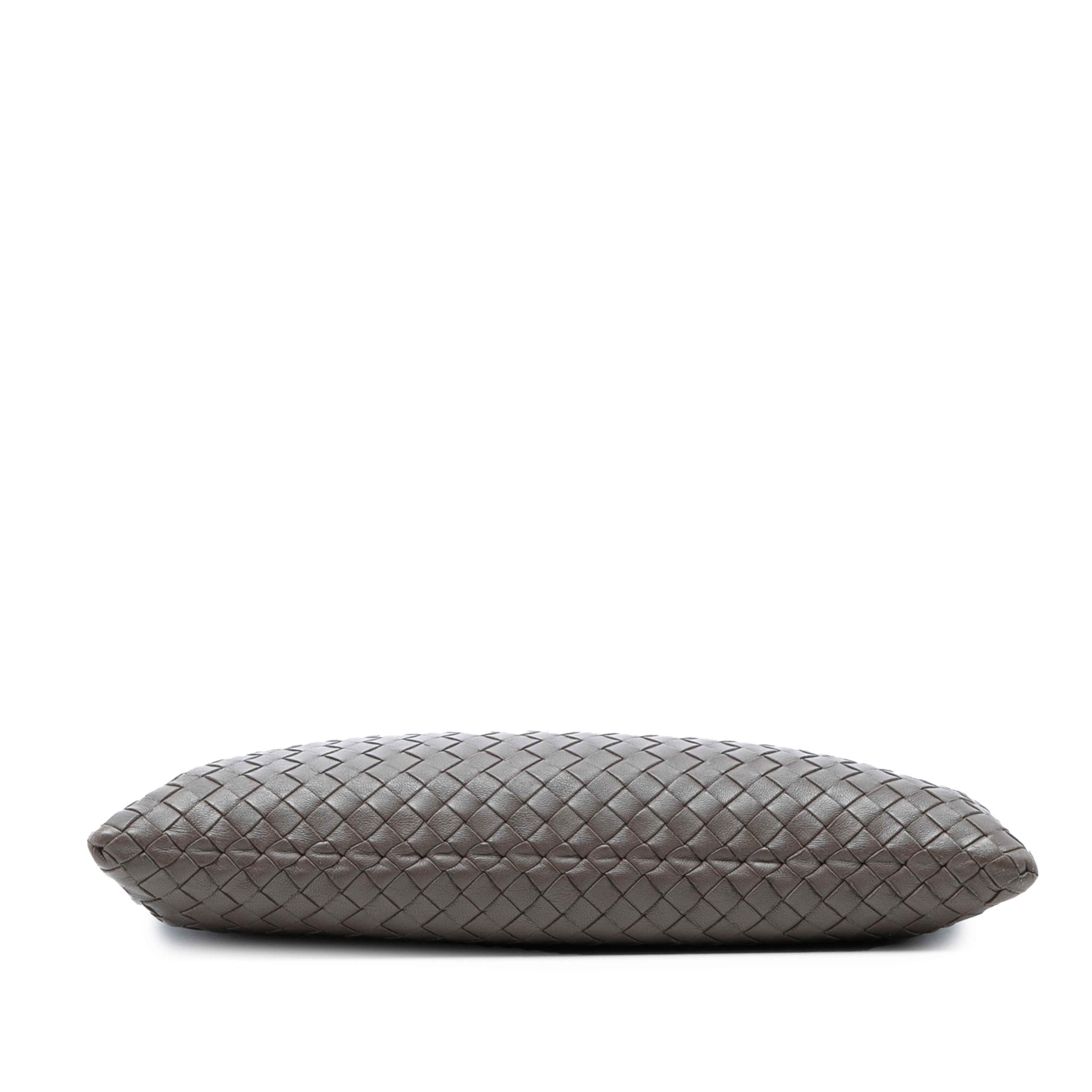 Bottega Veneta Nappa Intrecciato Clutch, från Luxclusif, i färgen taupe. Klicka för att öppna bilden i stort format