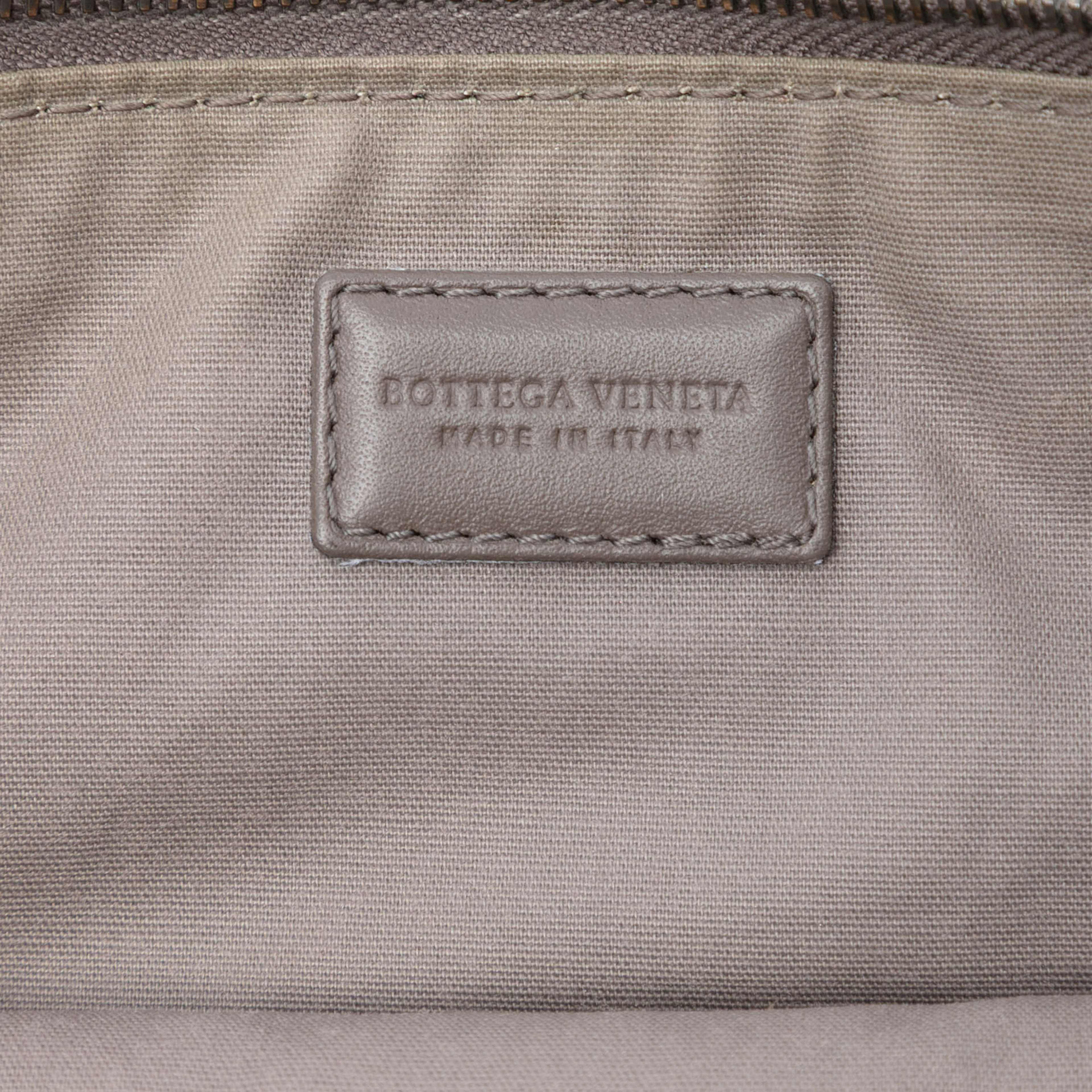 Bottega Veneta Nappa Intrecciato Clutch, från Luxclusif, i färgen taupe. Klicka för att öppna bilden i stort format