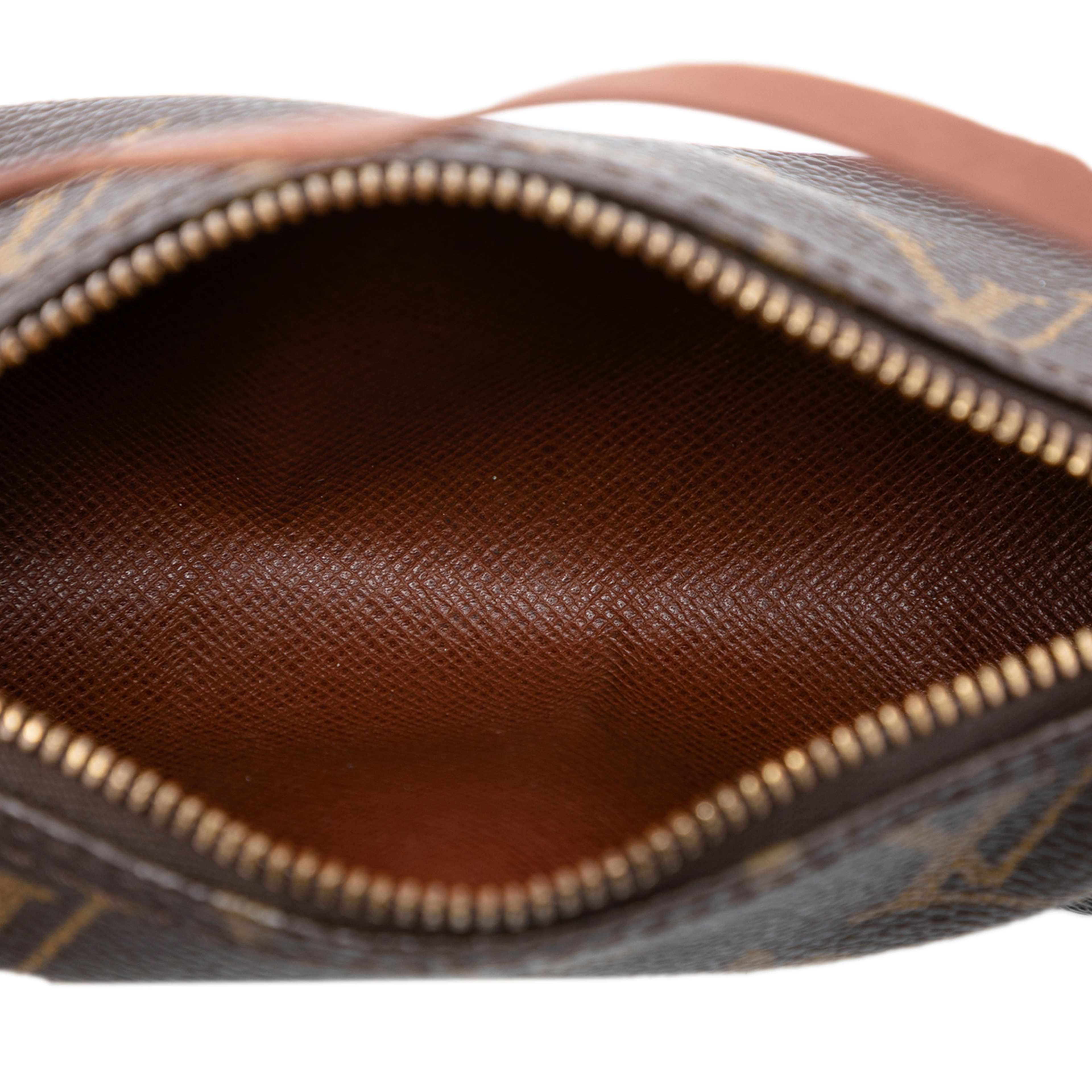 Louis Vuitton Monogram Papillon Pochette, från Luxclusif, i färgen brown. Klicka för att öppna bilden i stort format