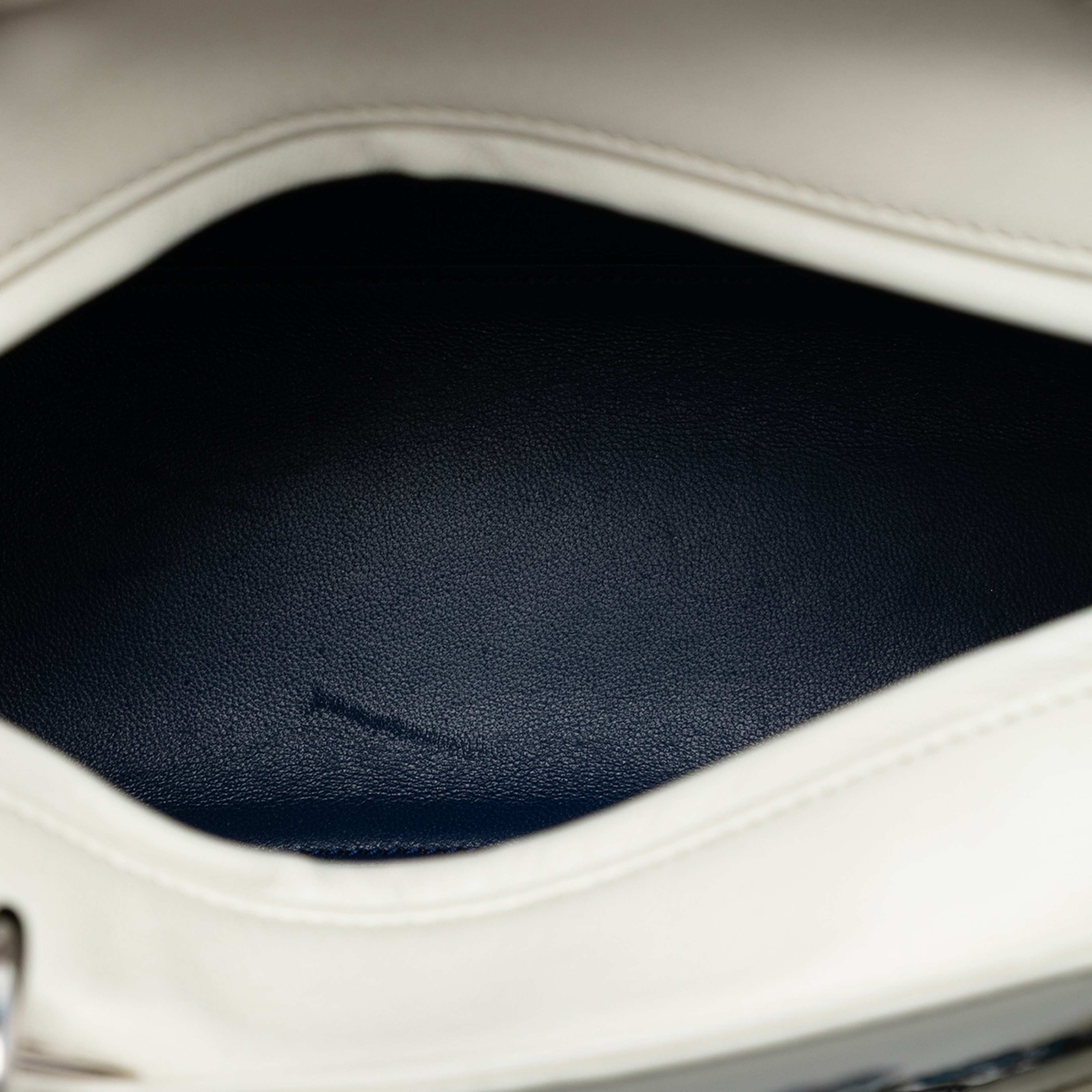 Dior Medium Lambskin Floral Sequin Lady Dior, från Luxclusif, i färgen white. Klicka för att öppna bilden i stort format