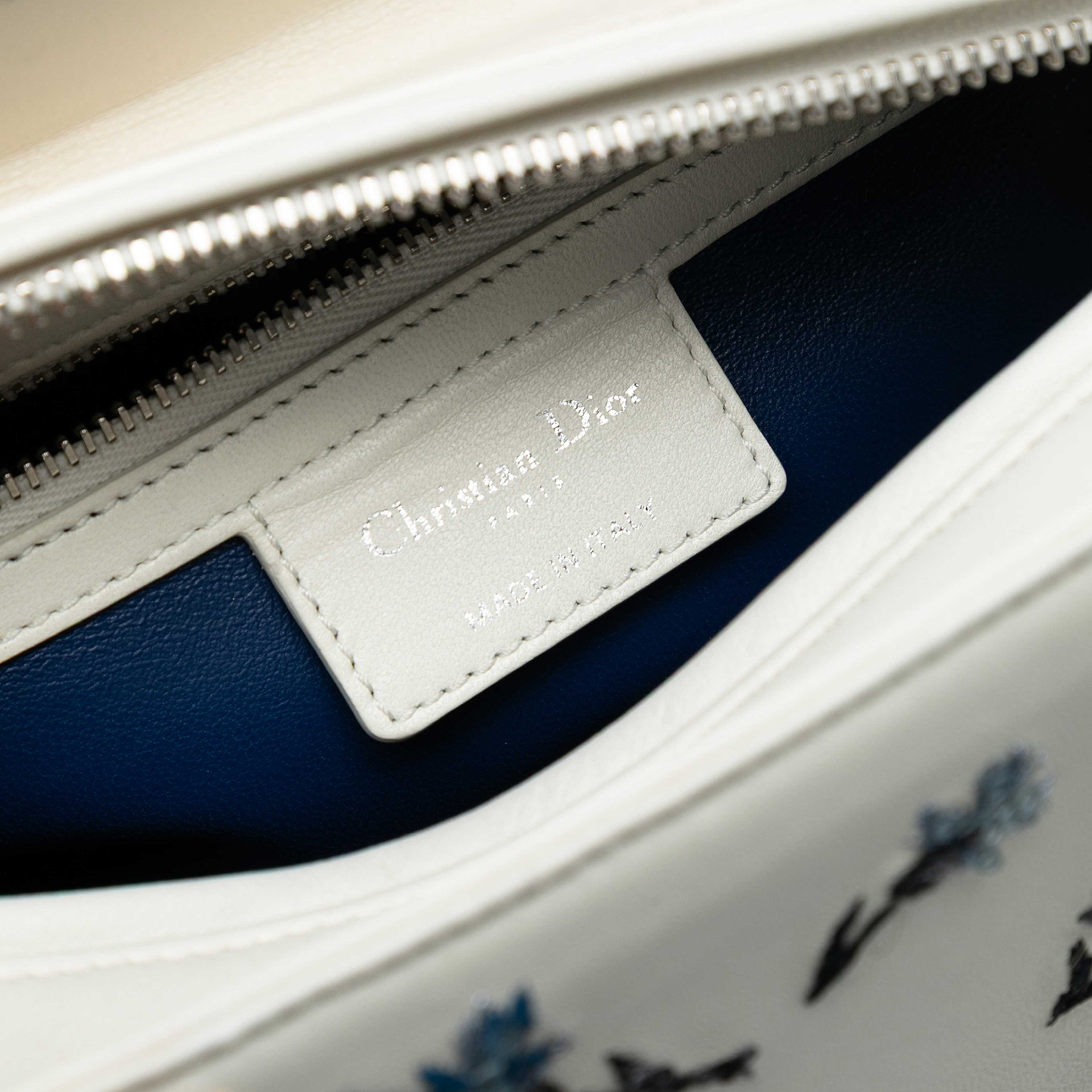 Dior Medium Lambskin Floral Sequin Lady Dior, från Luxclusif, i färgen white. Klicka för att öppna bilden i stort format