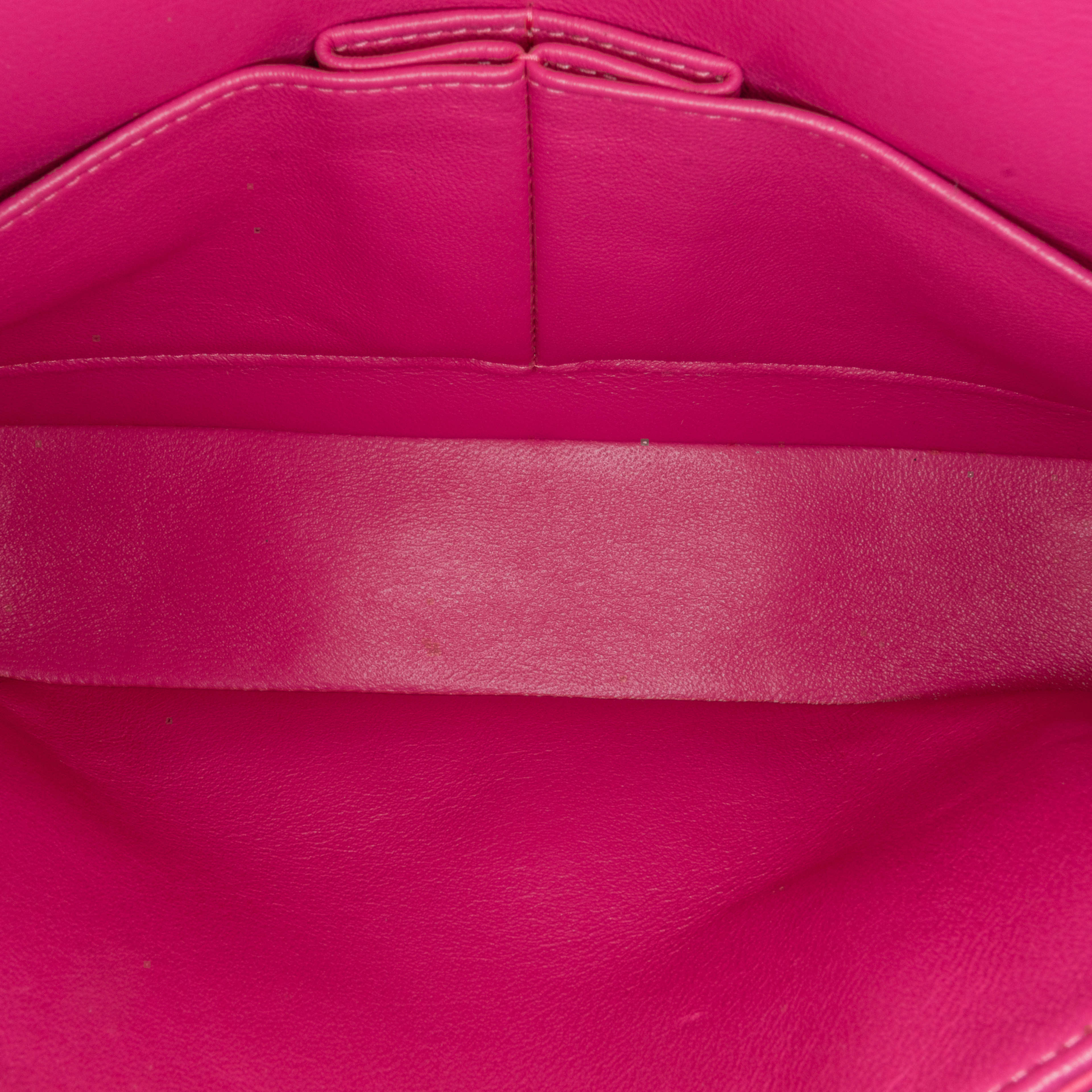 Chanel Medium Chevron Lambskin Double Flap, från Luxclusif, i färgen hot pink. Klicka för att öppna bilden i stort format