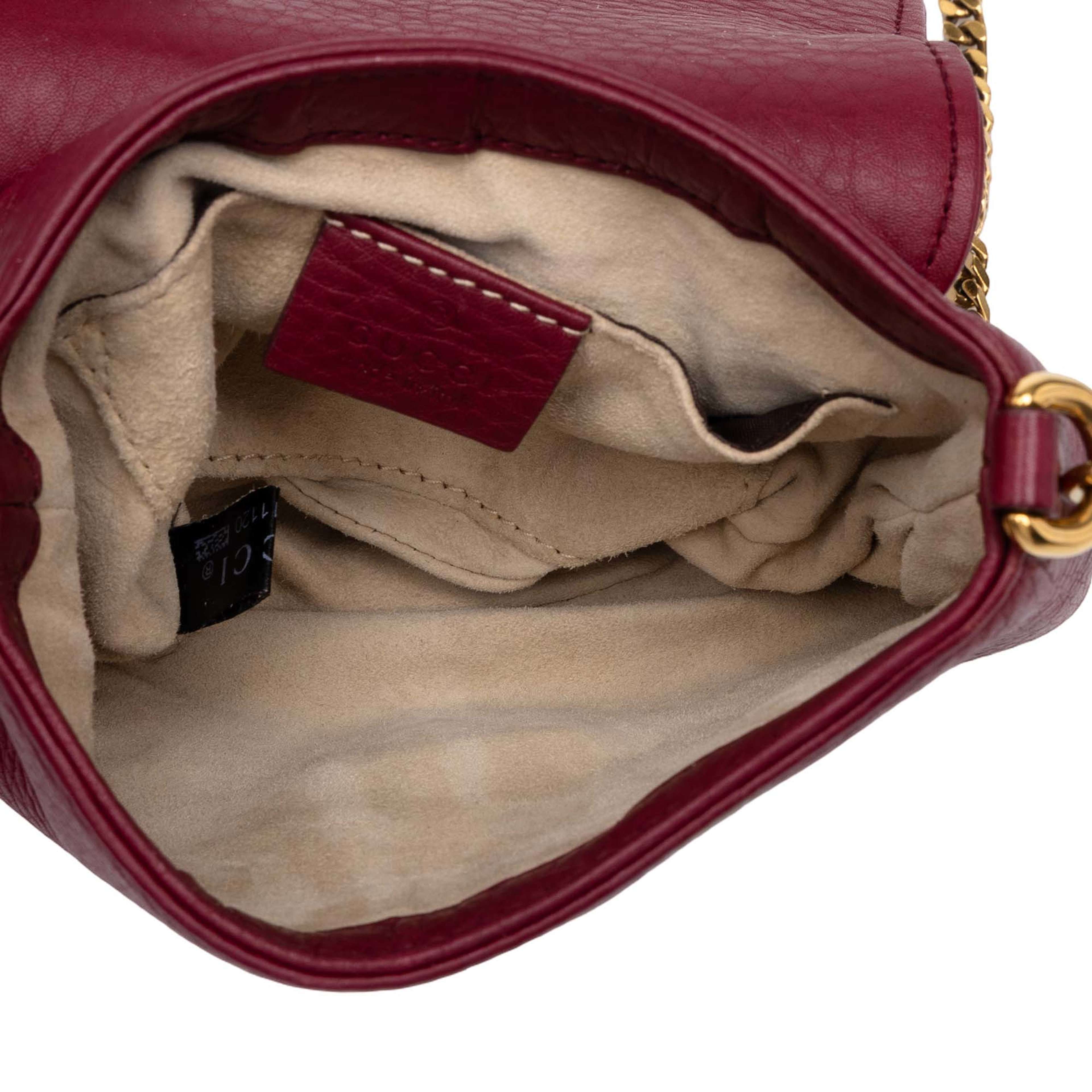 Gucci Small Calfskin 1973 Chain Crossbody, från Luxclusif, i färgen röd. Klicka för att öppna bilden i stort format