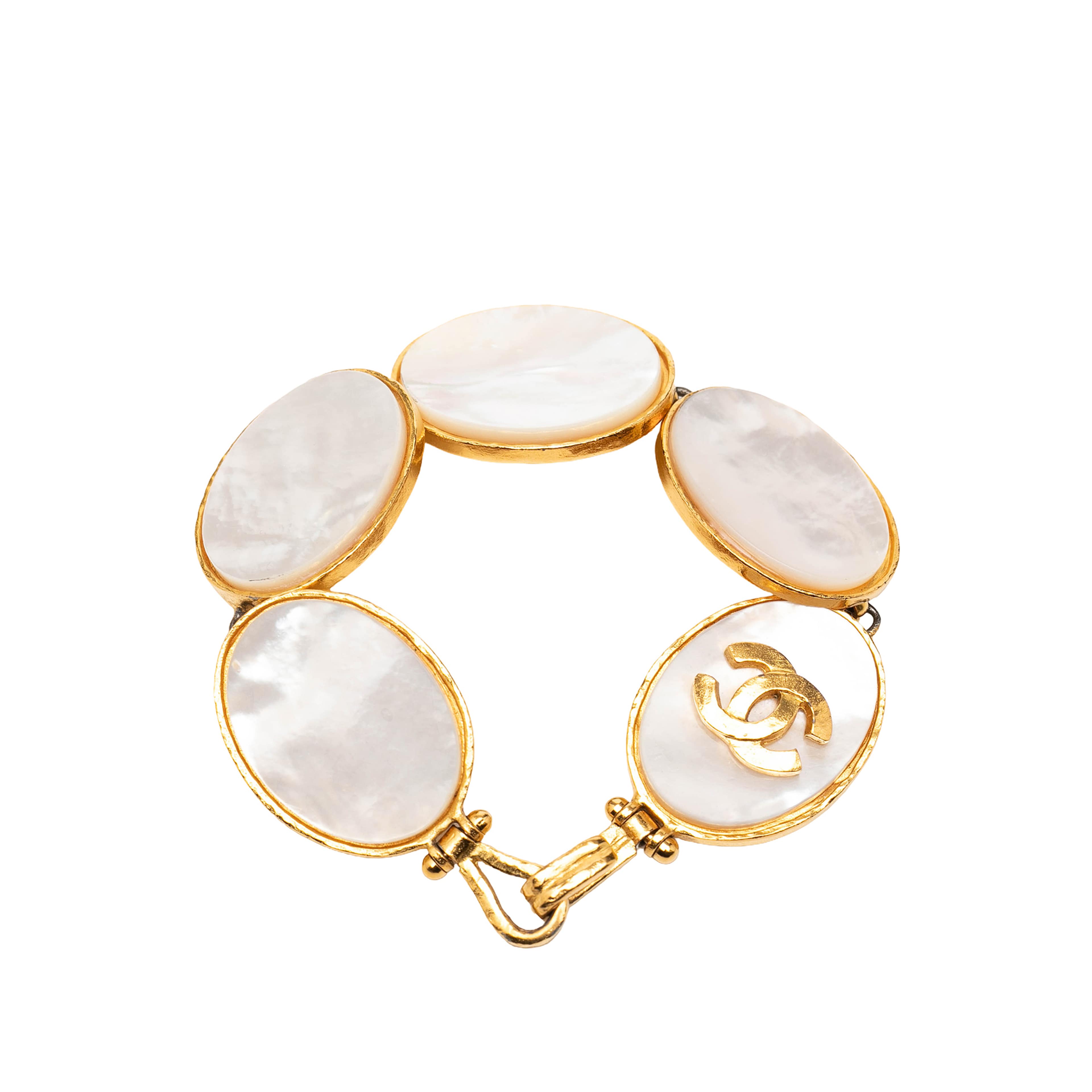 Chanel Gold Plated Cc Mother Of Pearl Cuff Bracelet, från Luxclusif, i färgen guld. Klicka för att öppna bilden i stort format