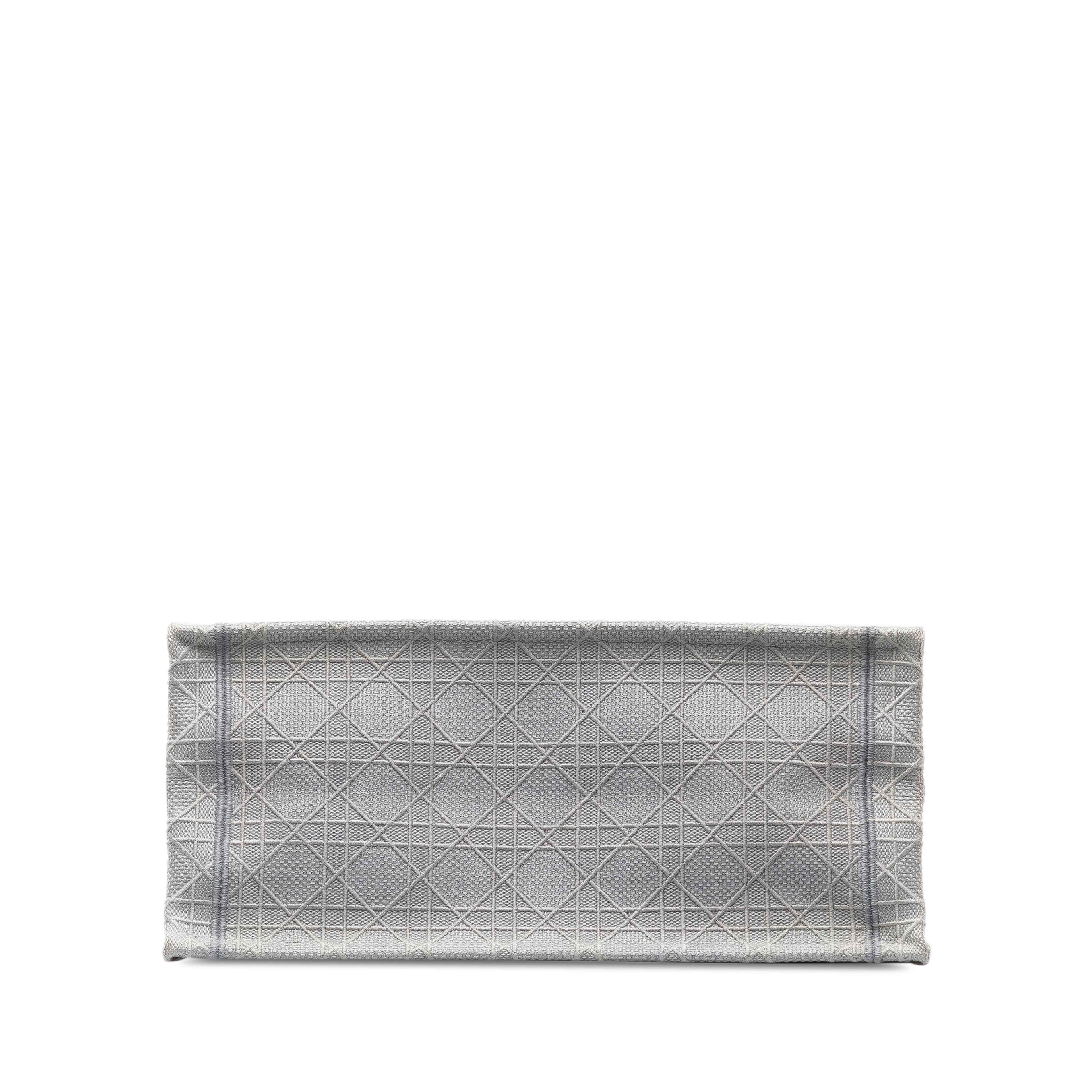 Dior Medium Cannage Embroidered Book Tote, från Luxclusif, i färgen gray. Klicka för att öppna bilden i stort format