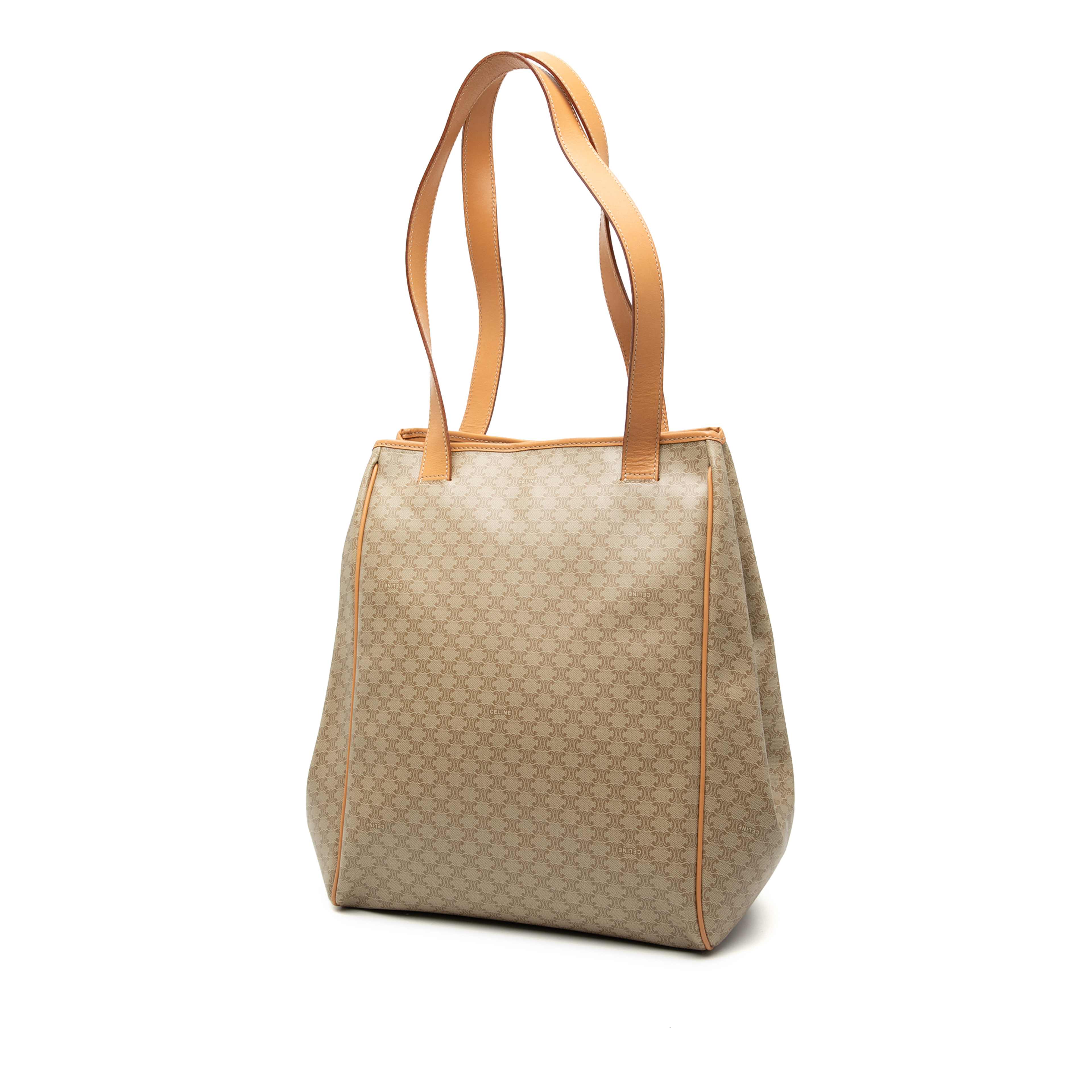 Celine Macadam Coated Canvas Tote, från Luxclusif, i färgen beige. Klicka för att öppna bilden i stort format