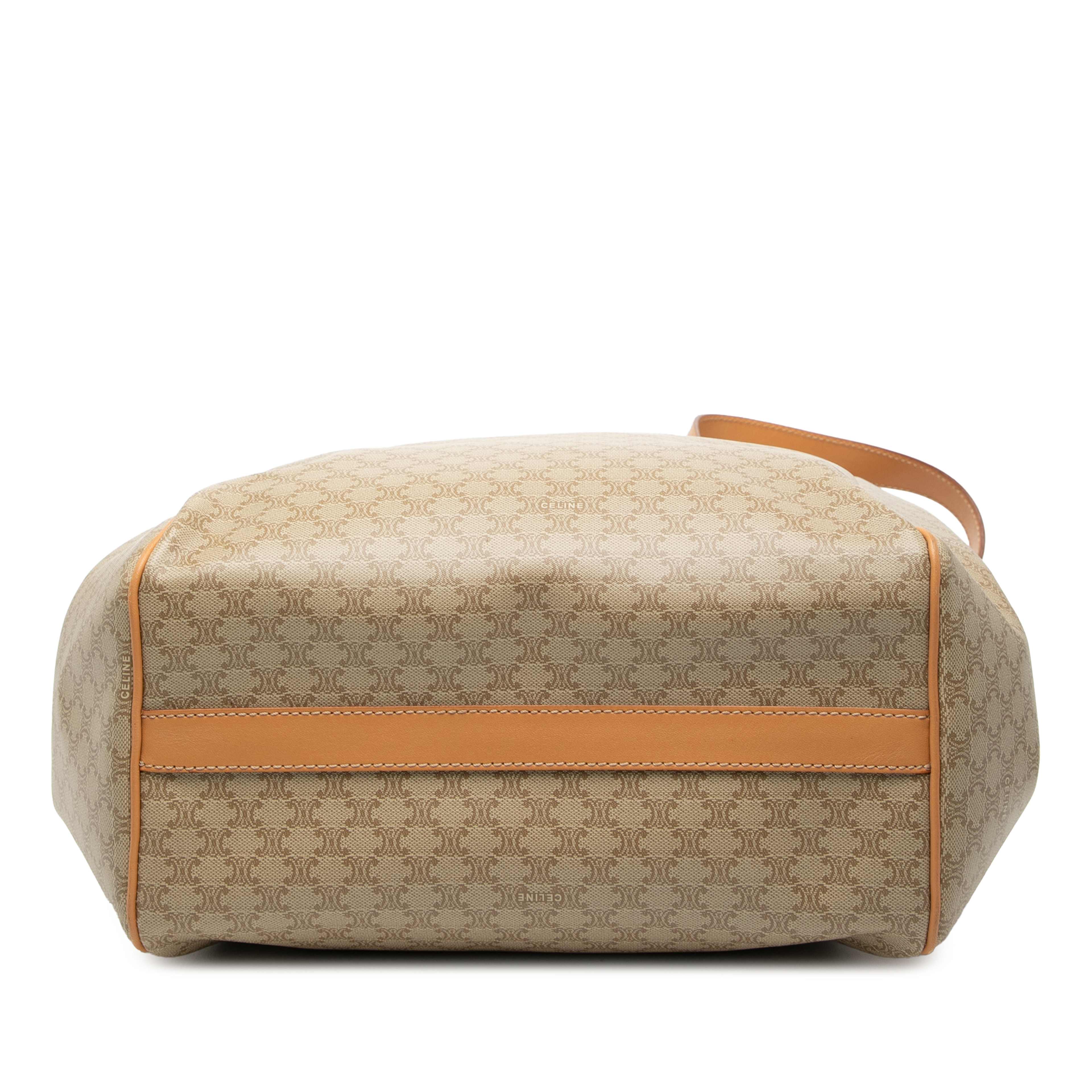 Celine Macadam Coated Canvas Tote, från Luxclusif, i färgen beige. Klicka för att öppna bilden i stort format