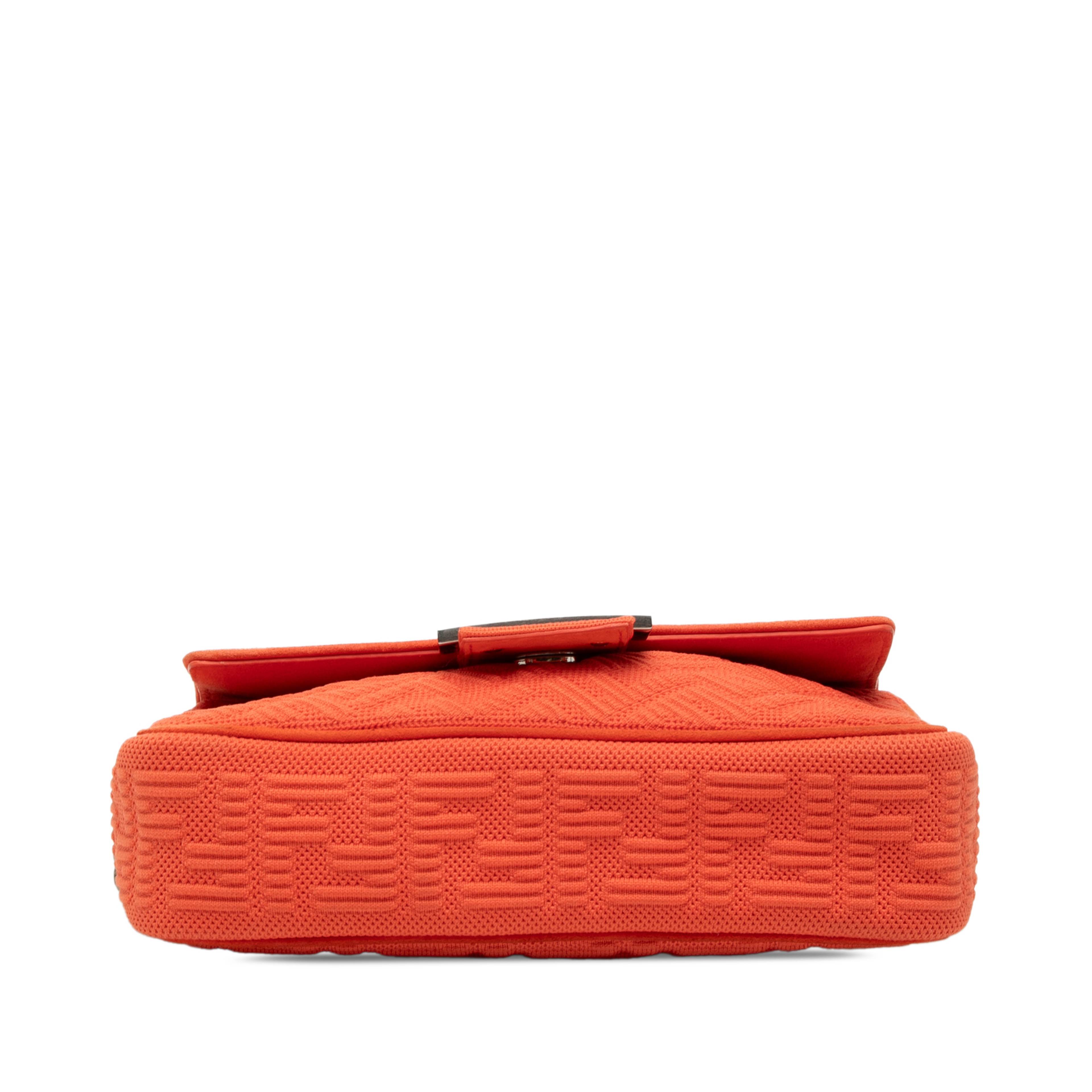 Fendi Zucca Embossed Technical Fabric Chain Midi Baguette, från Luxclusif, i färgen orange. Klicka för att öppna bilden i stort format