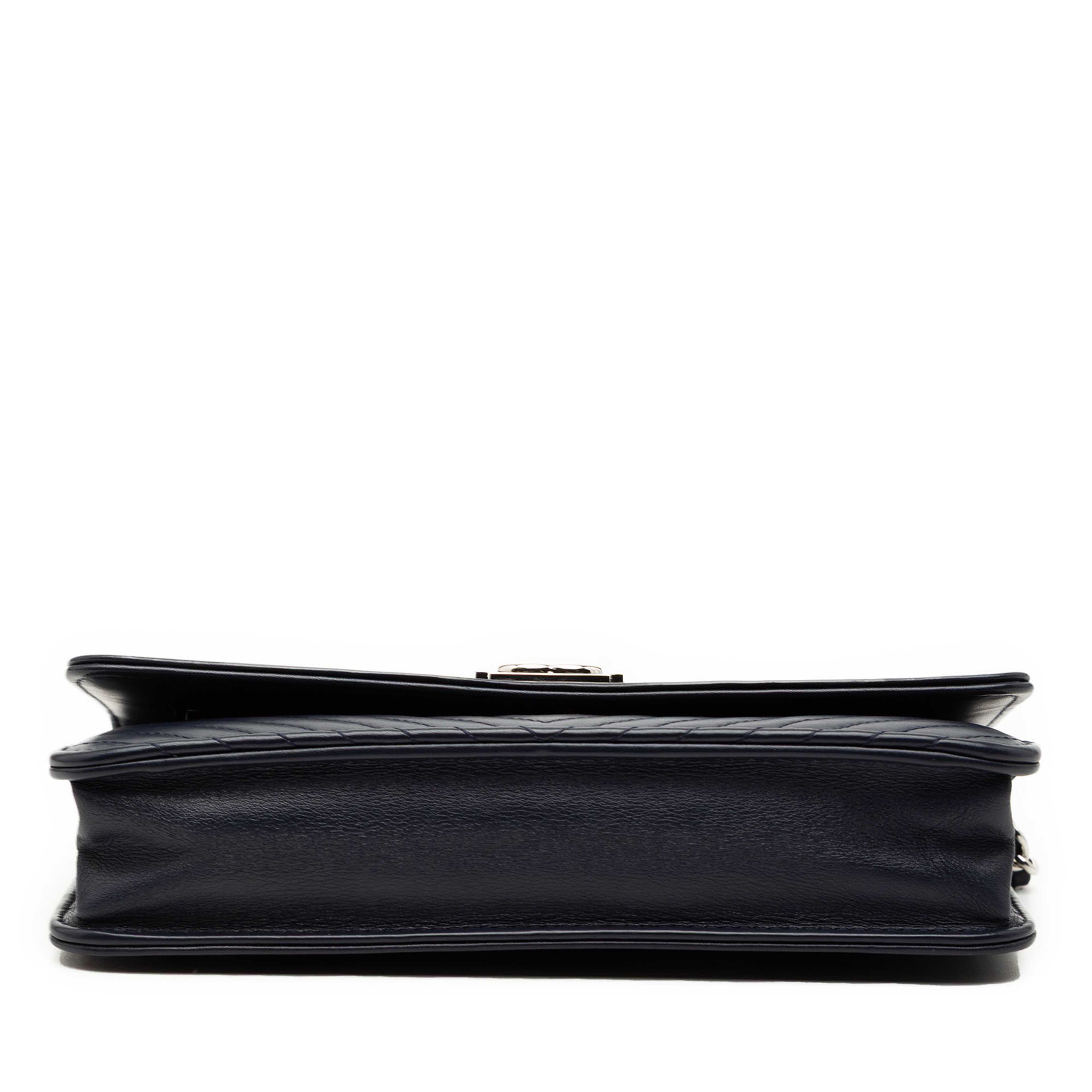 Chanel Chevron Lambskin Boy Wallet On Chain, från Luxclusif, i färgen navy. Klicka för att öppna bilden i stort format