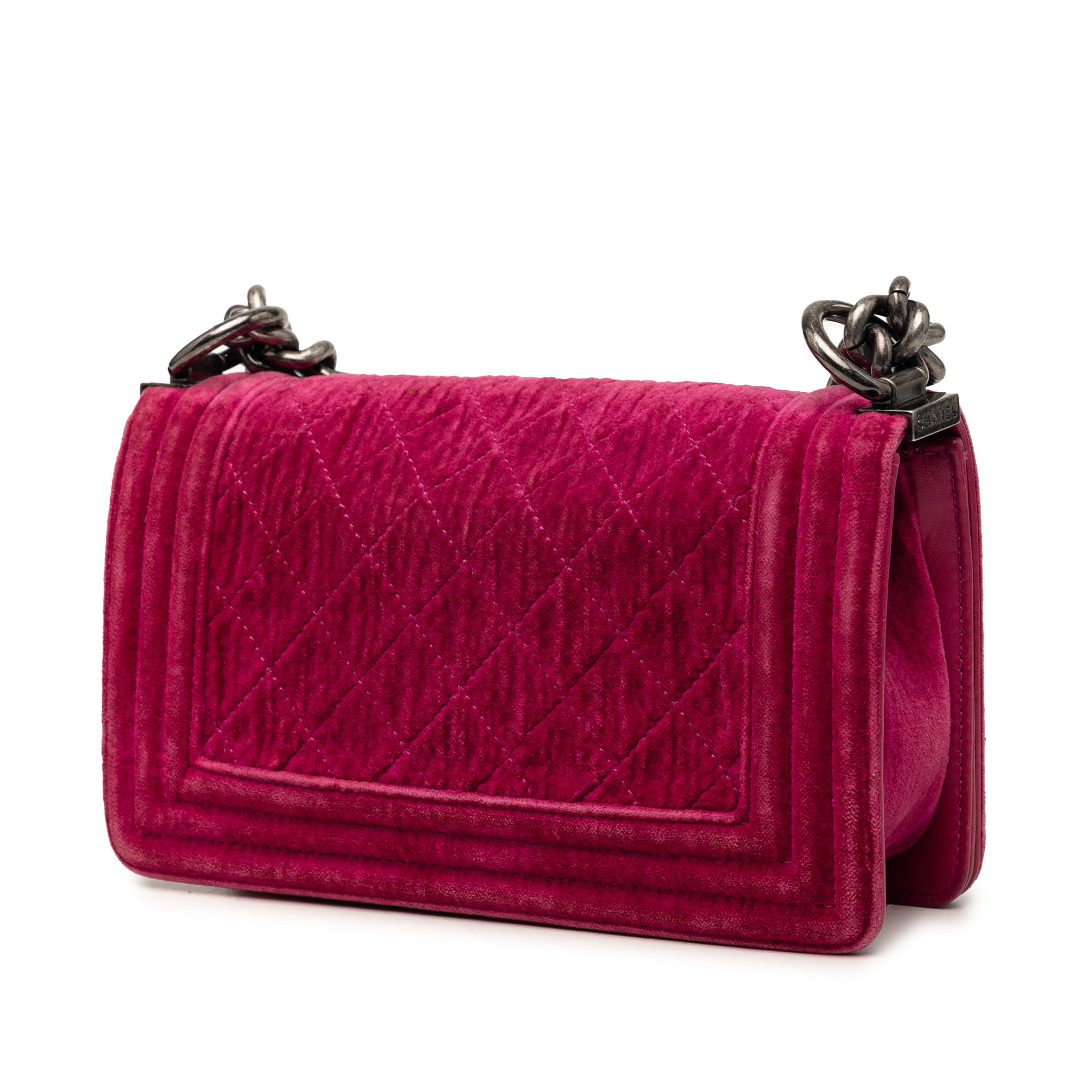 Chanel Small Quilted Velvet Boy Flap, från Luxclusif, i färgen dark pink. Klicka för att öppna bilden i stort format