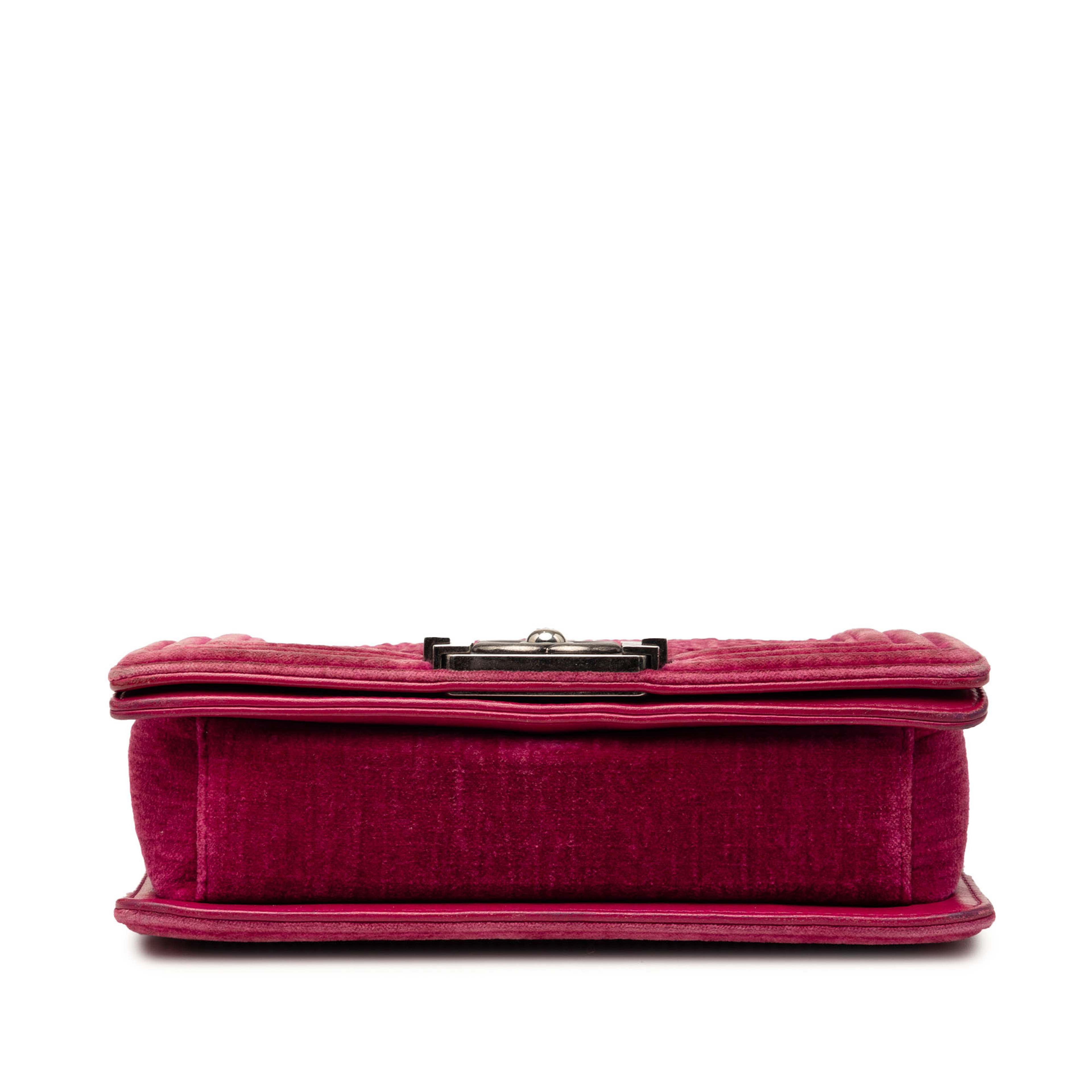 Chanel Small Quilted Velvet Boy Flap, från Luxclusif, i färgen rosa. Klicka för att öppna bilden i stort format