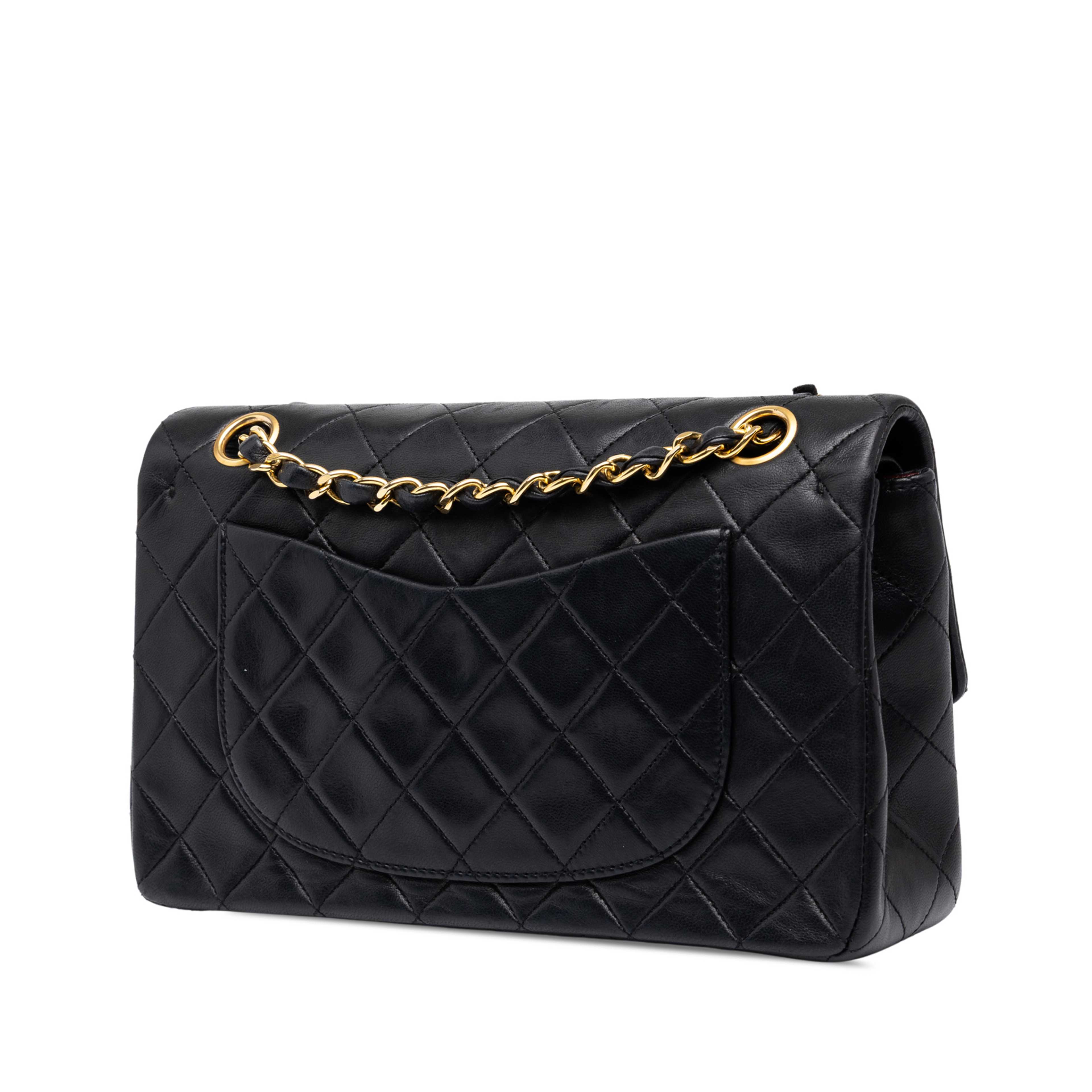 Chanel Small Classic Lambskin Double Flap, från Luxclusif, i färgen svart. Klicka för att öppna bilden i stort format