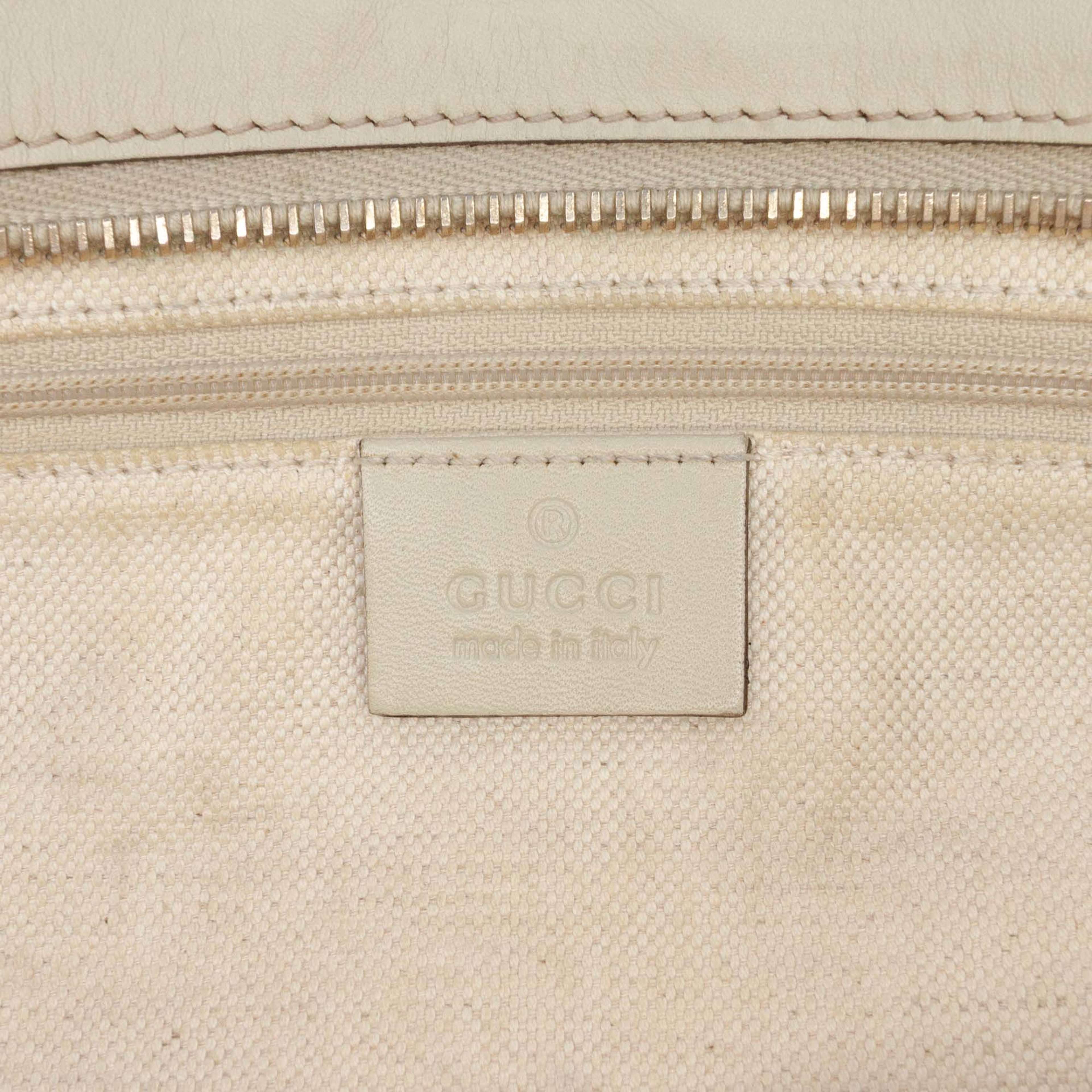 Gucci Gg Canvas Sukey Crossbody, från Luxclusif, i färgen beige. Klicka för att öppna bilden i stort format