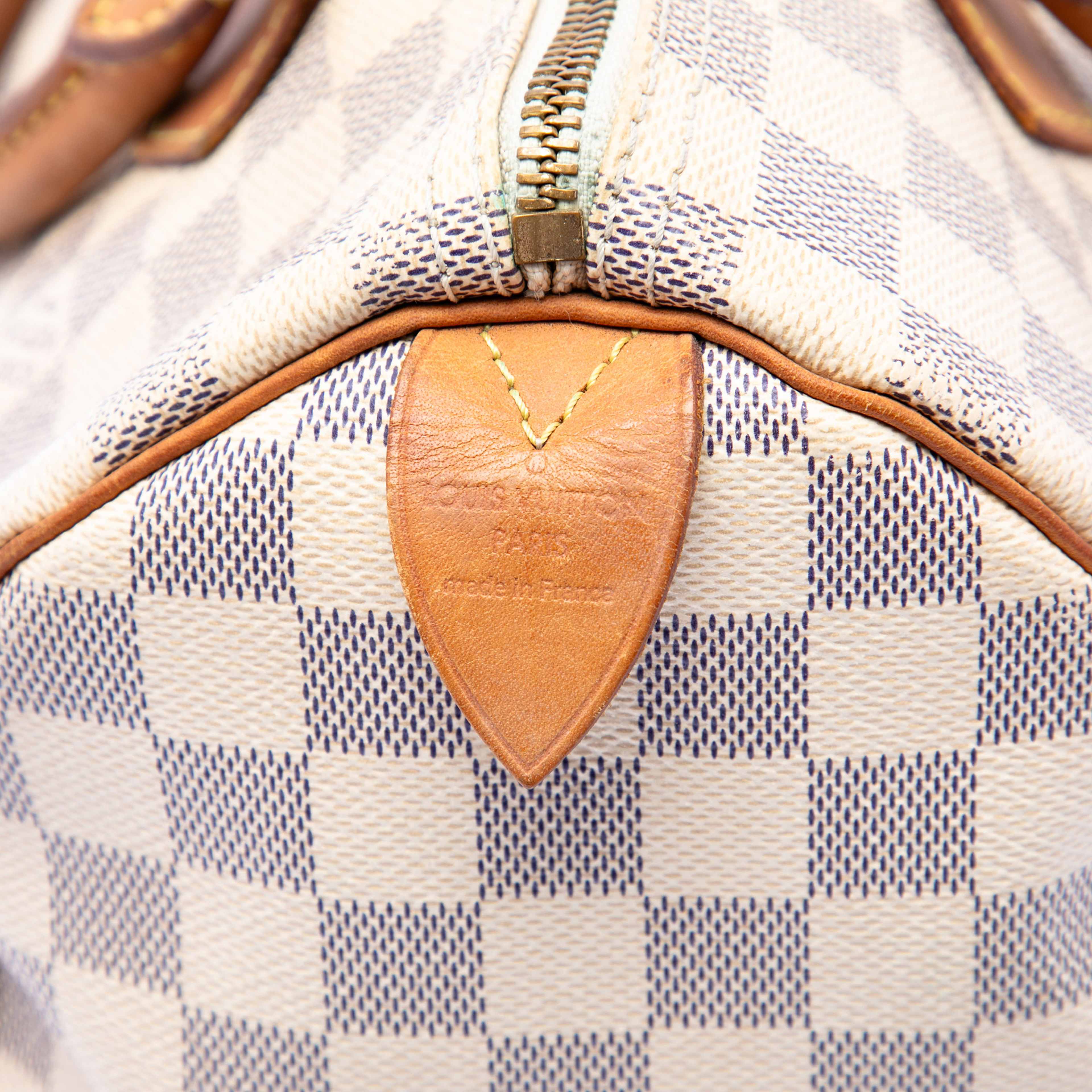 Louis Vuitton Damier Azur Speedy 30, från Luxclusif, i färgen vit. Klicka för att öppna bilden i stort format