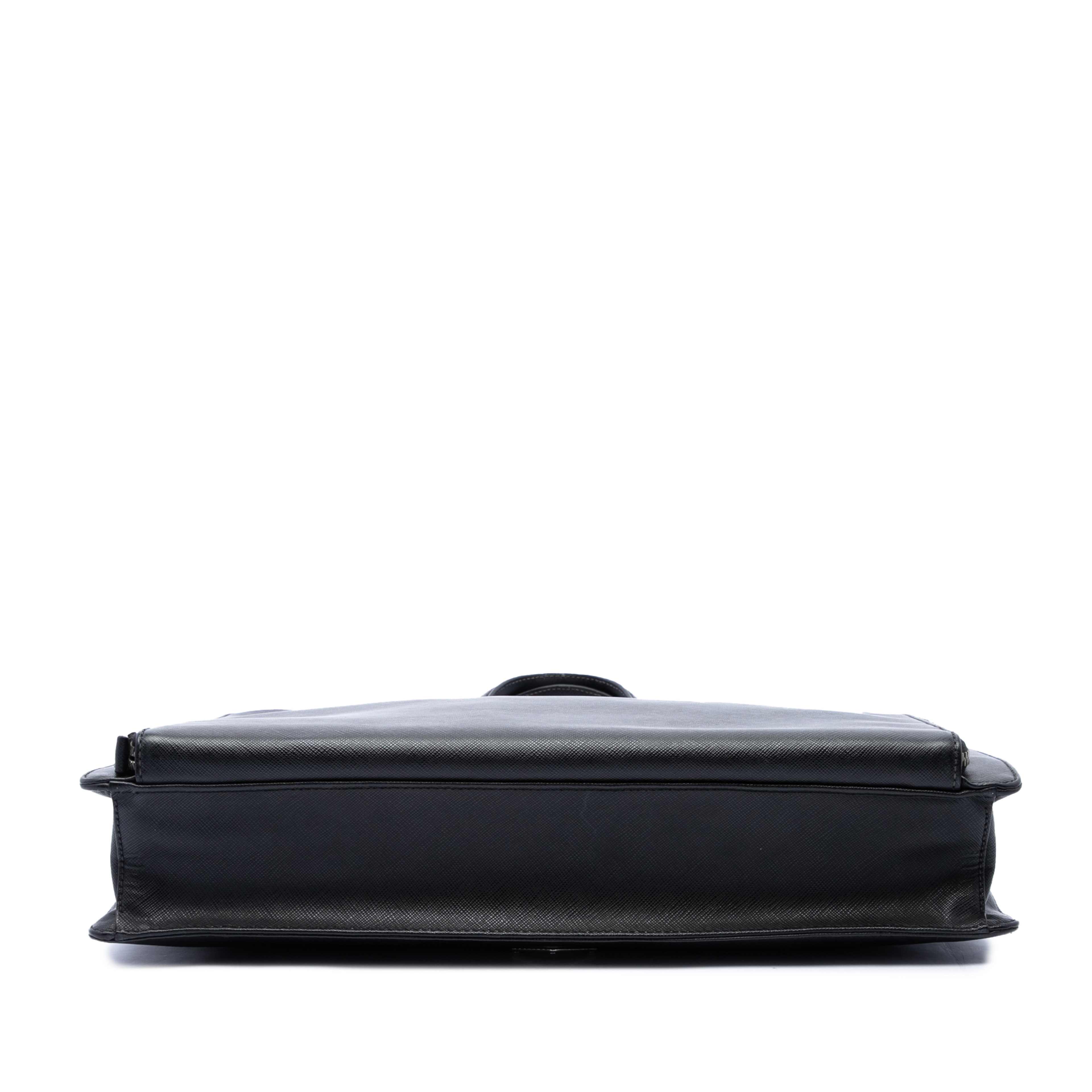 Prada Saffiano Business Bag, från Luxclusif, i färgen svart. Klicka för att öppna bilden i stort format