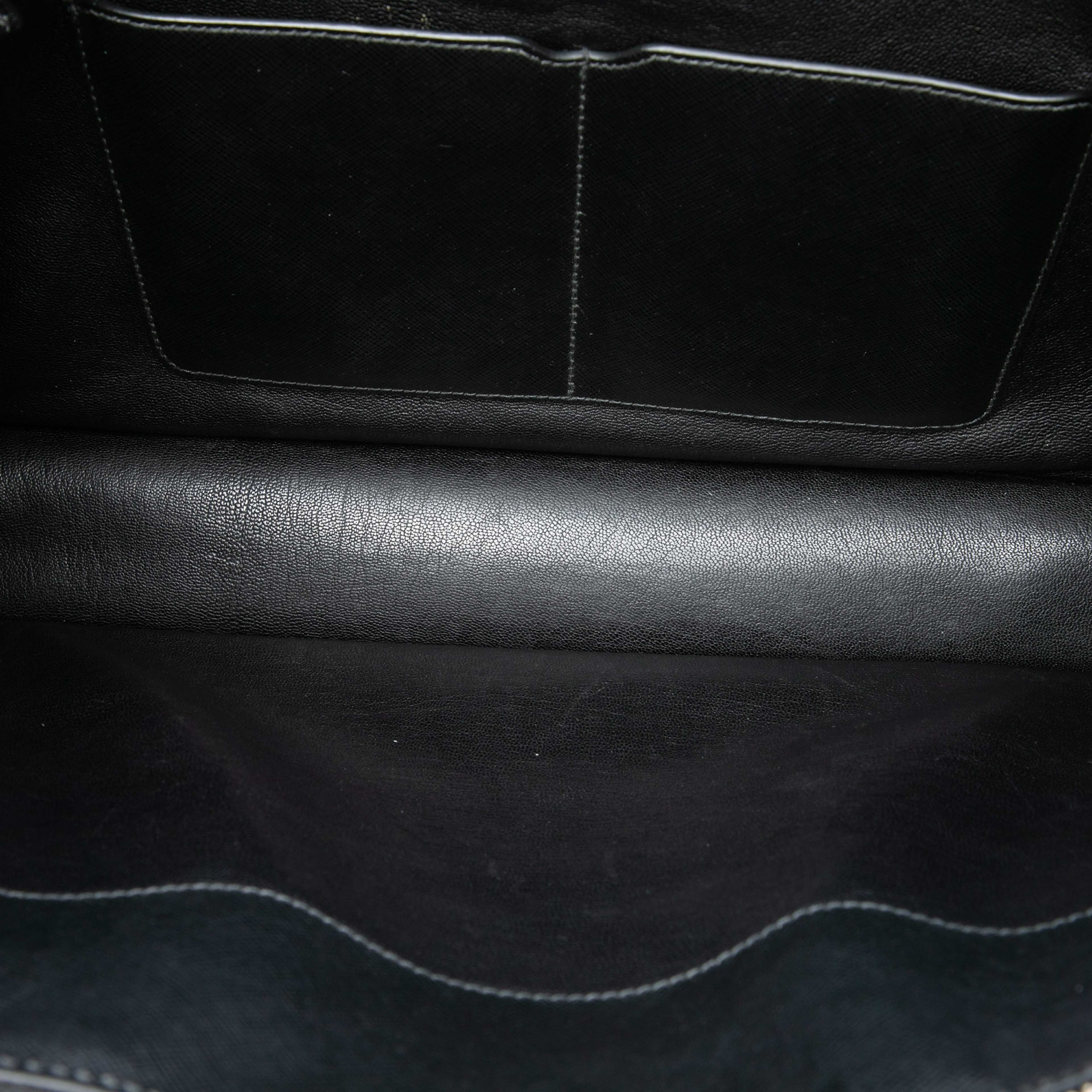 Prada Saffiano Business Bag, från Luxclusif, i färgen svart. Klicka för att öppna bilden i stort format
