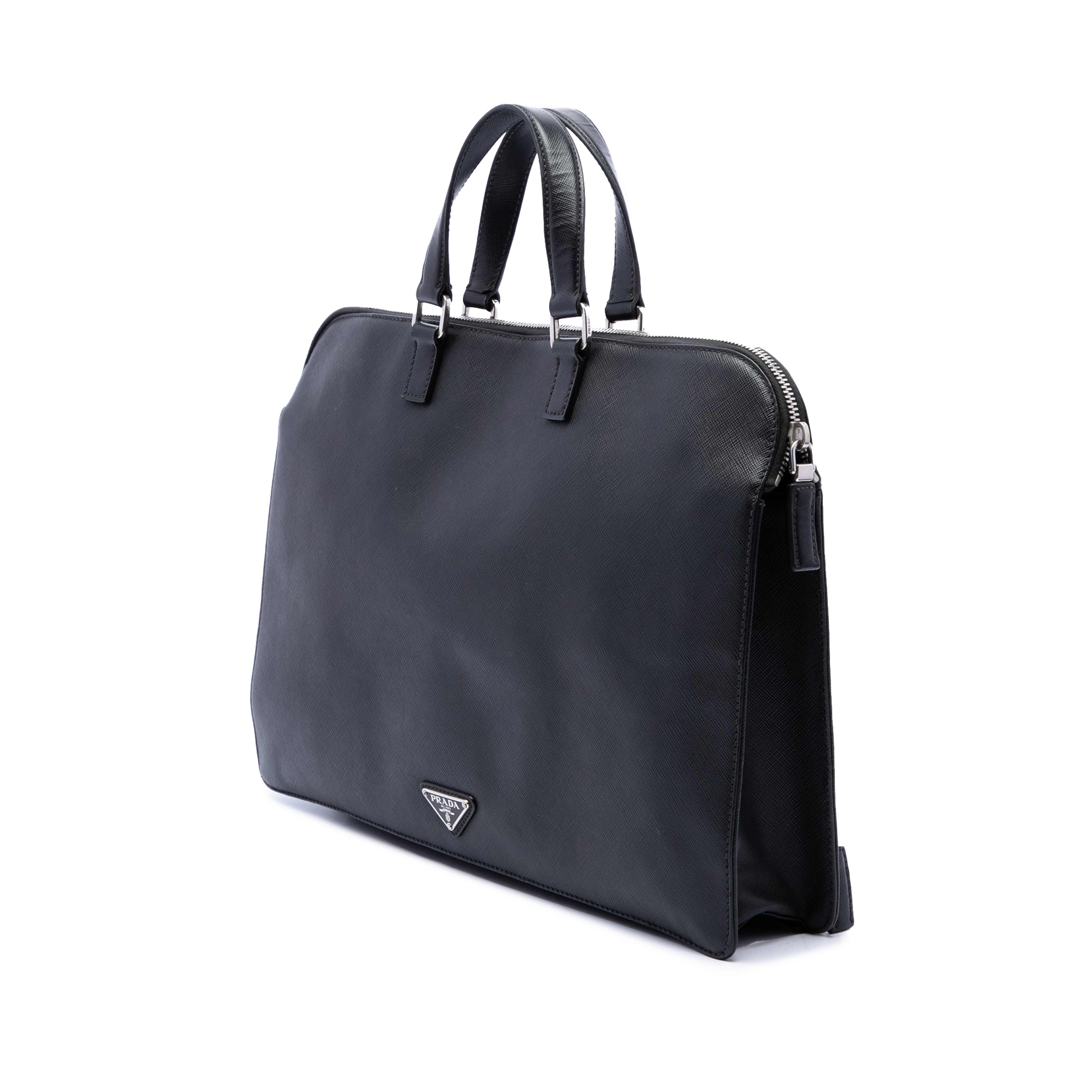 Prada Saffiano Business Bag, från Luxclusif, i färgen svart. Klicka för att öppna bilden i stort format