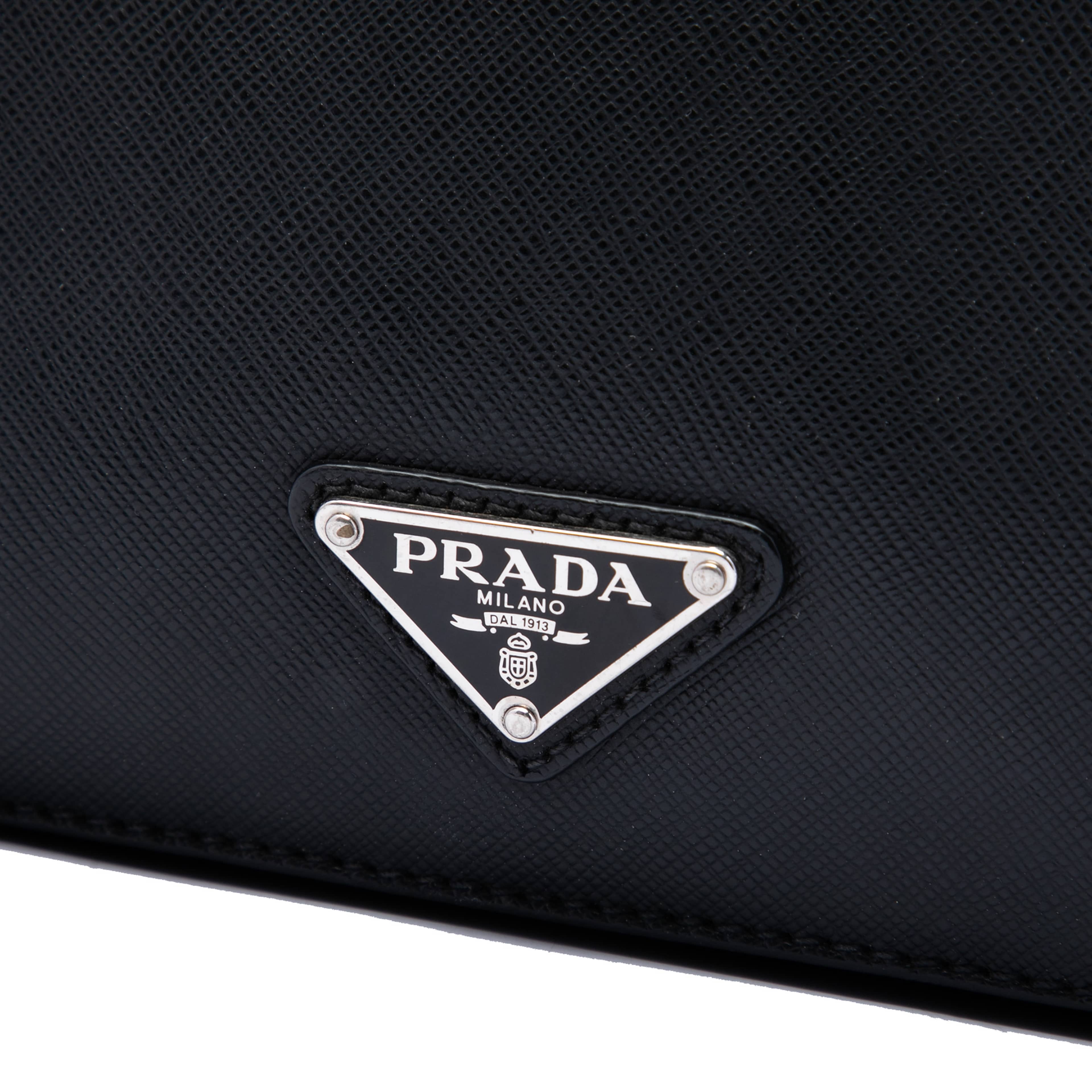 Prada Saffiano Business Bag, från Luxclusif, i färgen svart. Klicka för att öppna bilden i stort format