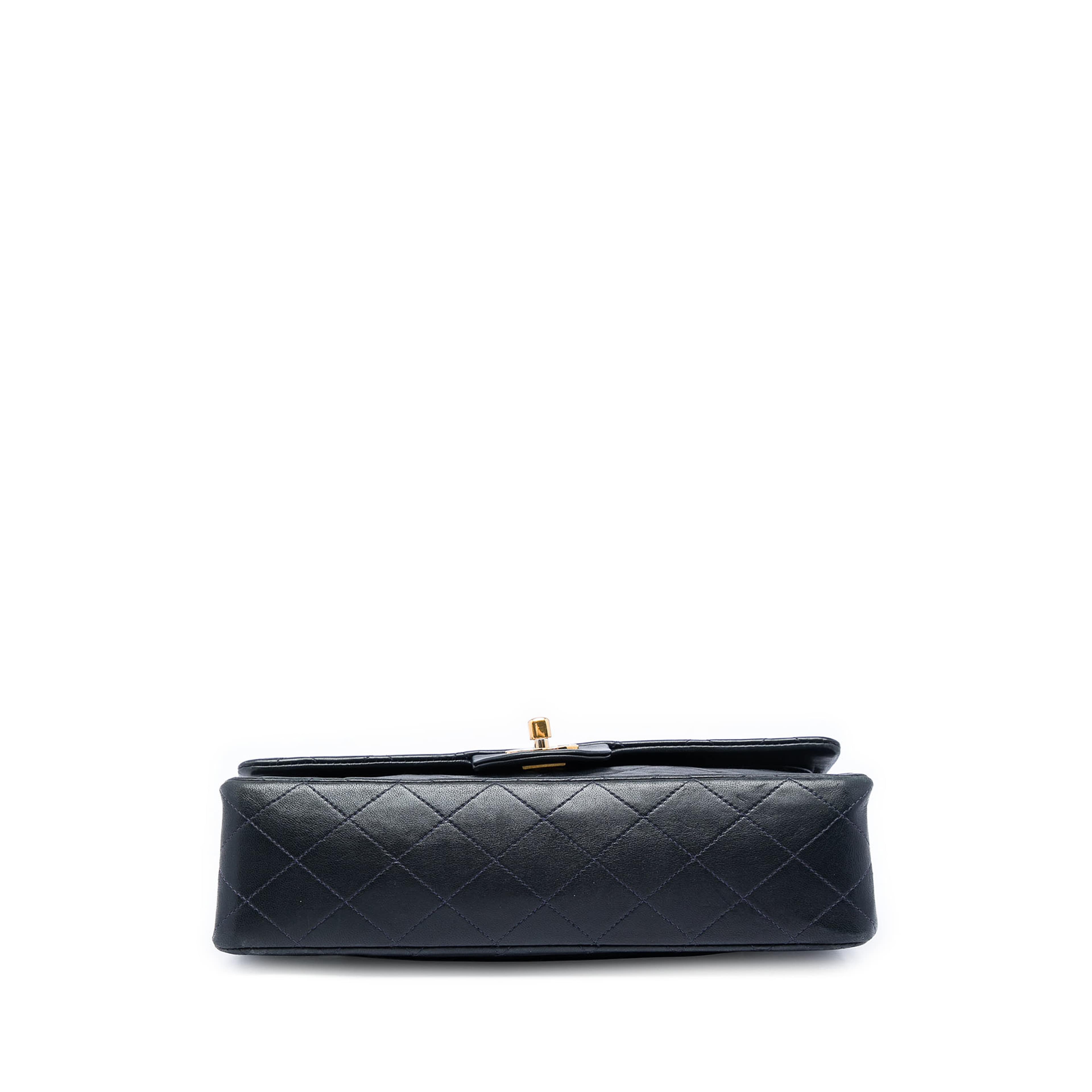 Chanel Medium Classic Lambskin Double Flap, från Luxclusif, i färgen svart. Klicka för att öppna bilden i stort format
