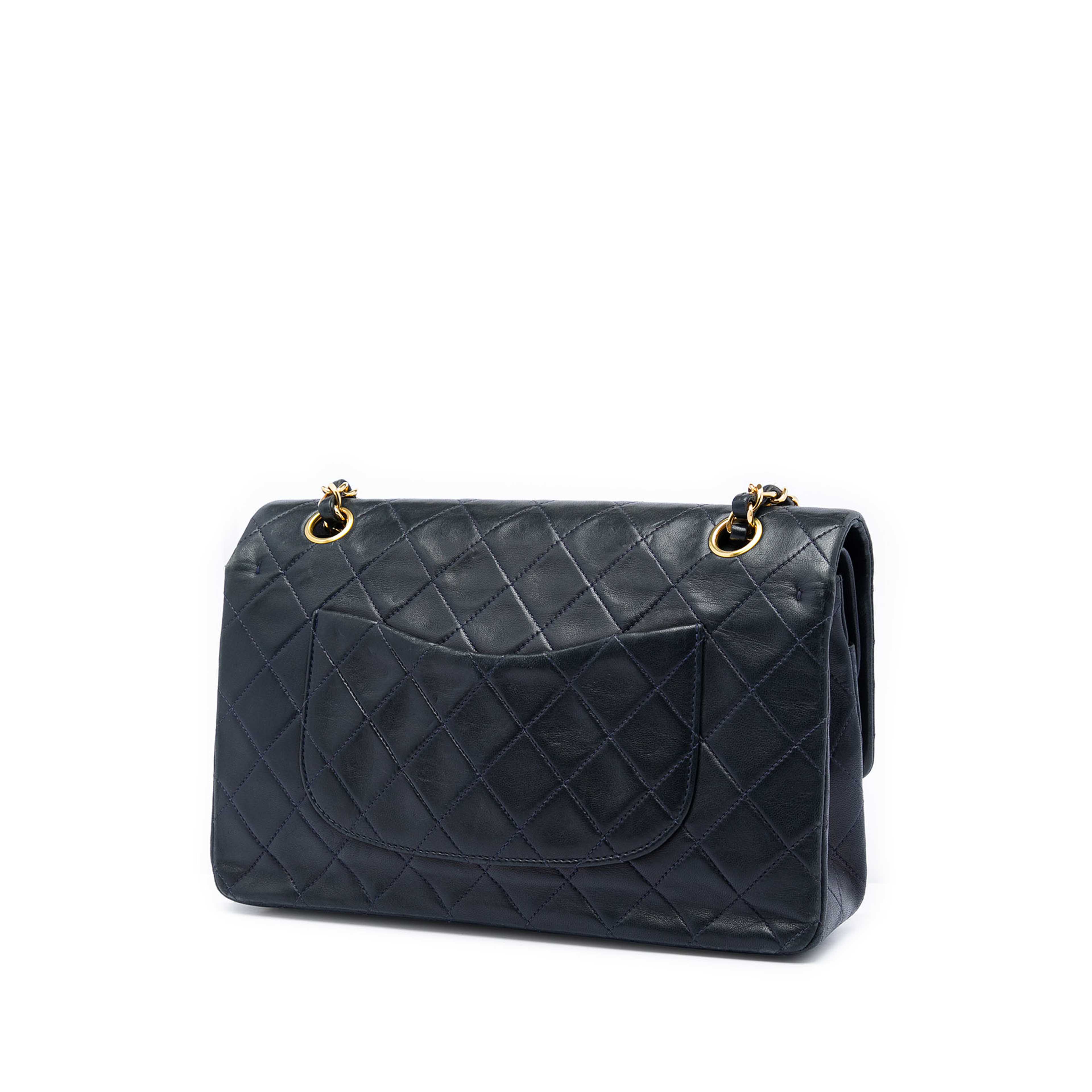 Chanel Medium Classic Lambskin Double Flap, från Luxclusif, i färgen svart. Klicka för att öppna bilden i stort format
