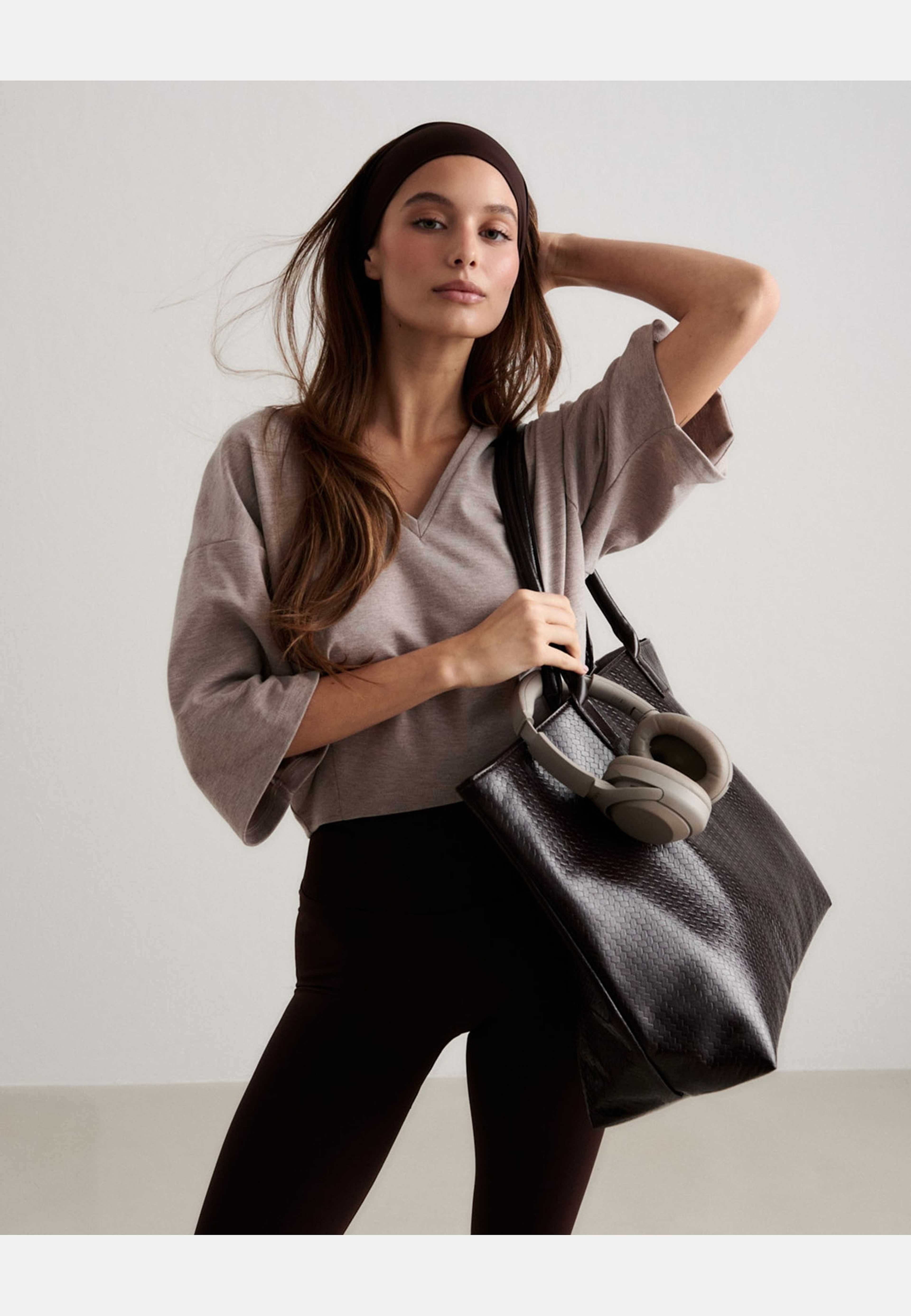 Elevated T-shirt, från aim'n, i färgen espresso melange. Klicka för att öppna bilden i stort format