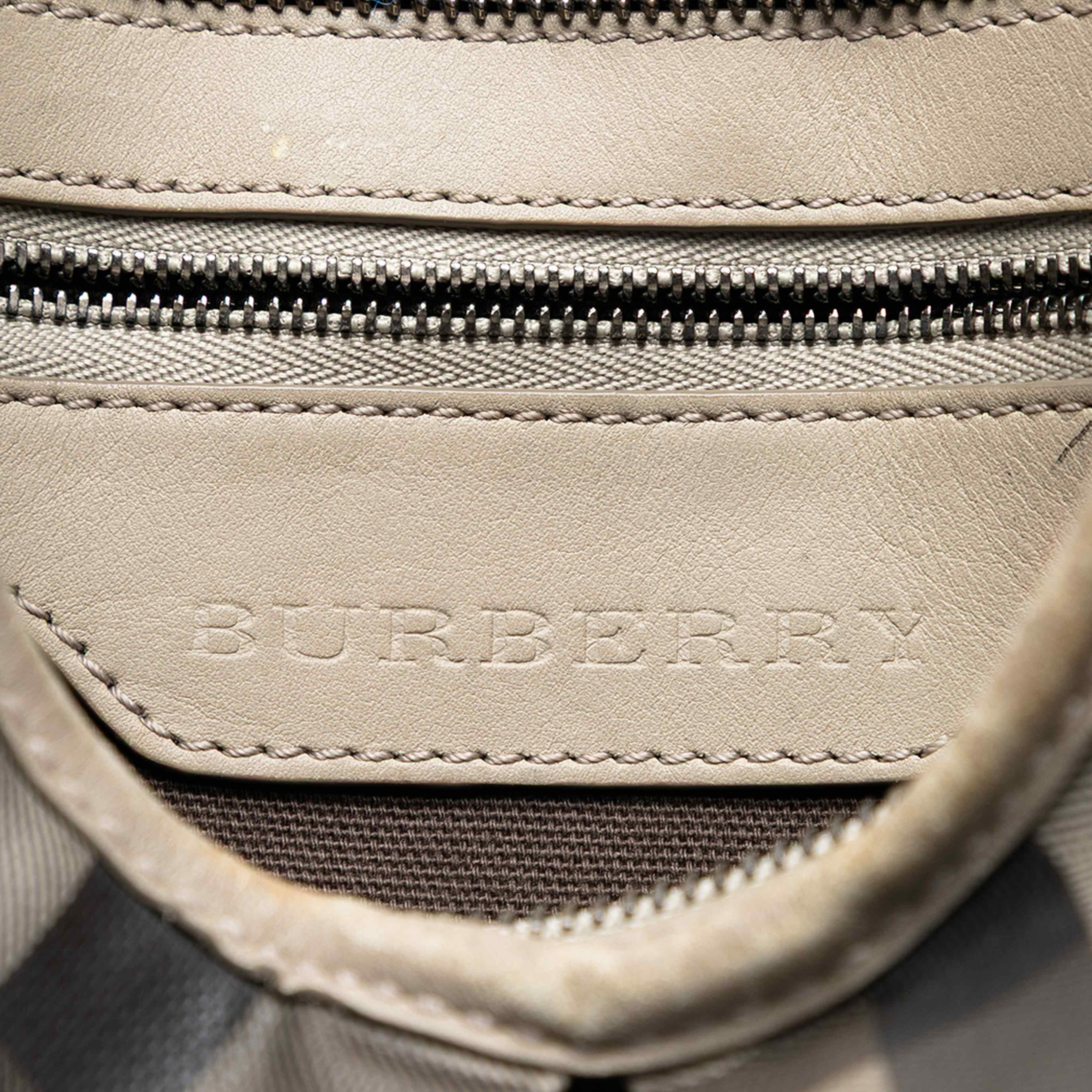 Burberry Smoke Check Coated Canvas Hartham Crossbody, från Luxclusif, i färgen beige. Klicka för att öppna bilden i stort format