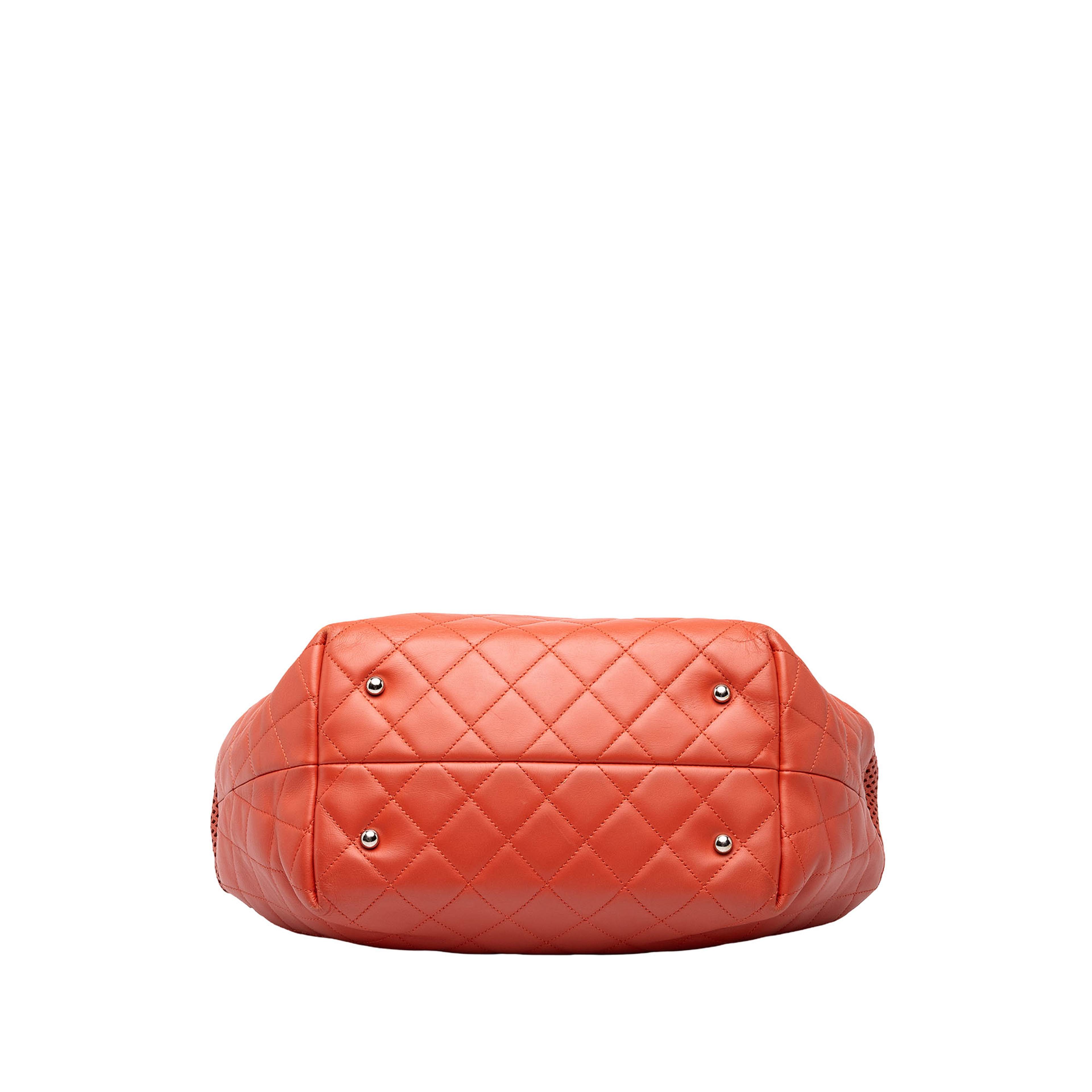 Chanel Perforated Calfskin Up In The Air North South Tote, från Luxclusif, i färgen orange. Klicka för att öppna bilden i stort format