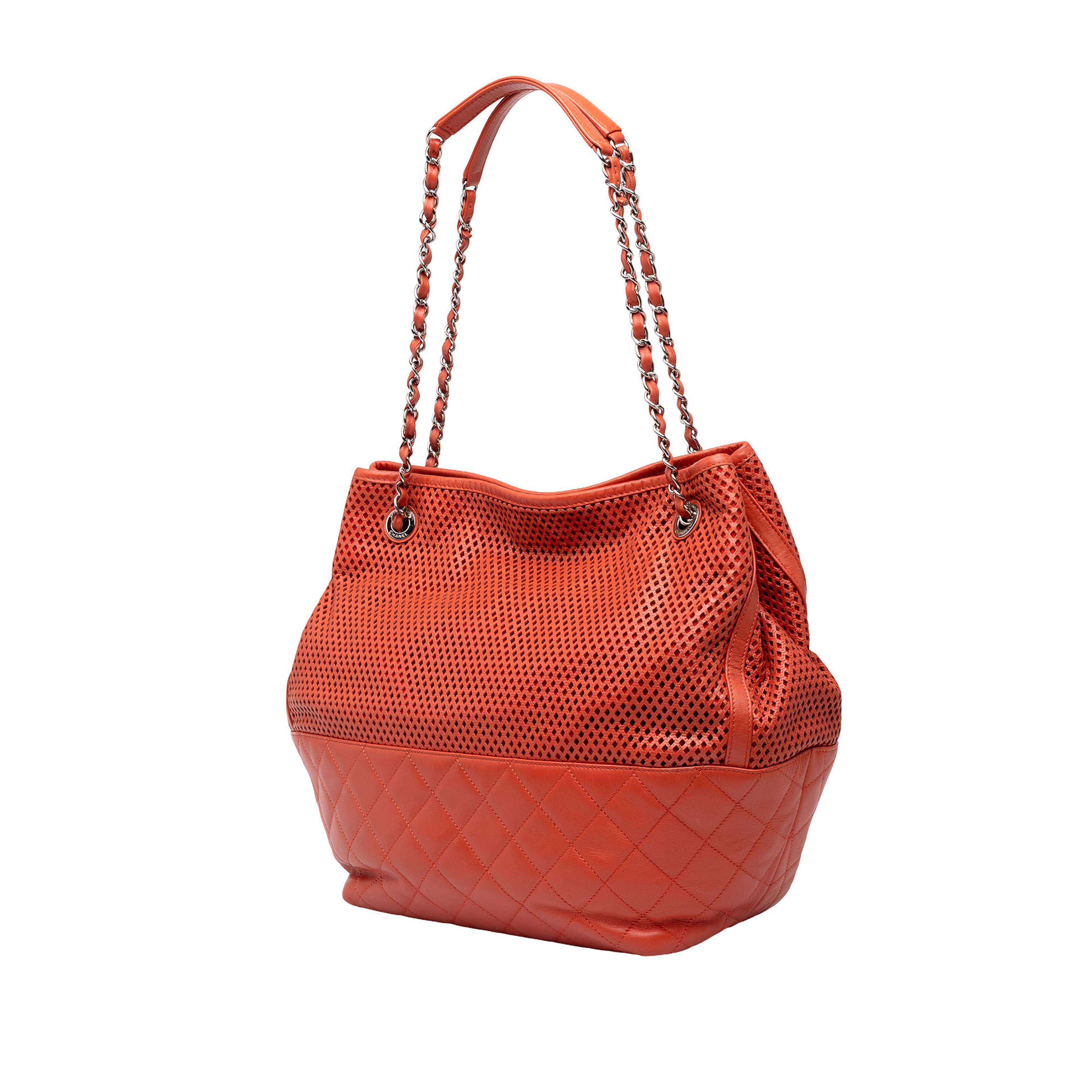 Chanel Perforated Calfskin Up In The Air North South Tote, från Luxclusif, i färgen orange. Klicka för att öppna bilden i stort format