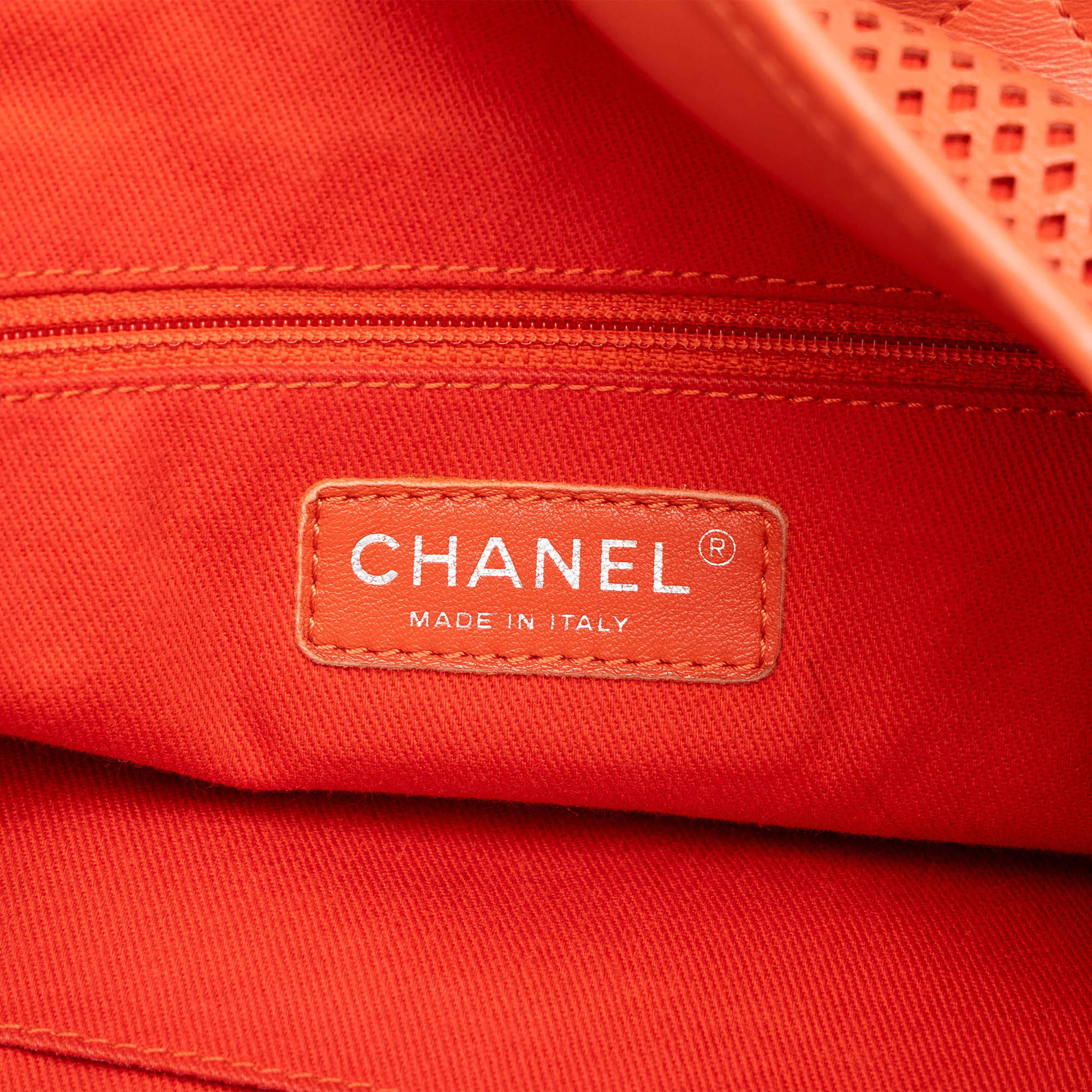 Chanel Perforated Calfskin Up In The Air North South Tote, från Luxclusif, i färgen orange. Klicka för att öppna bilden i stort format