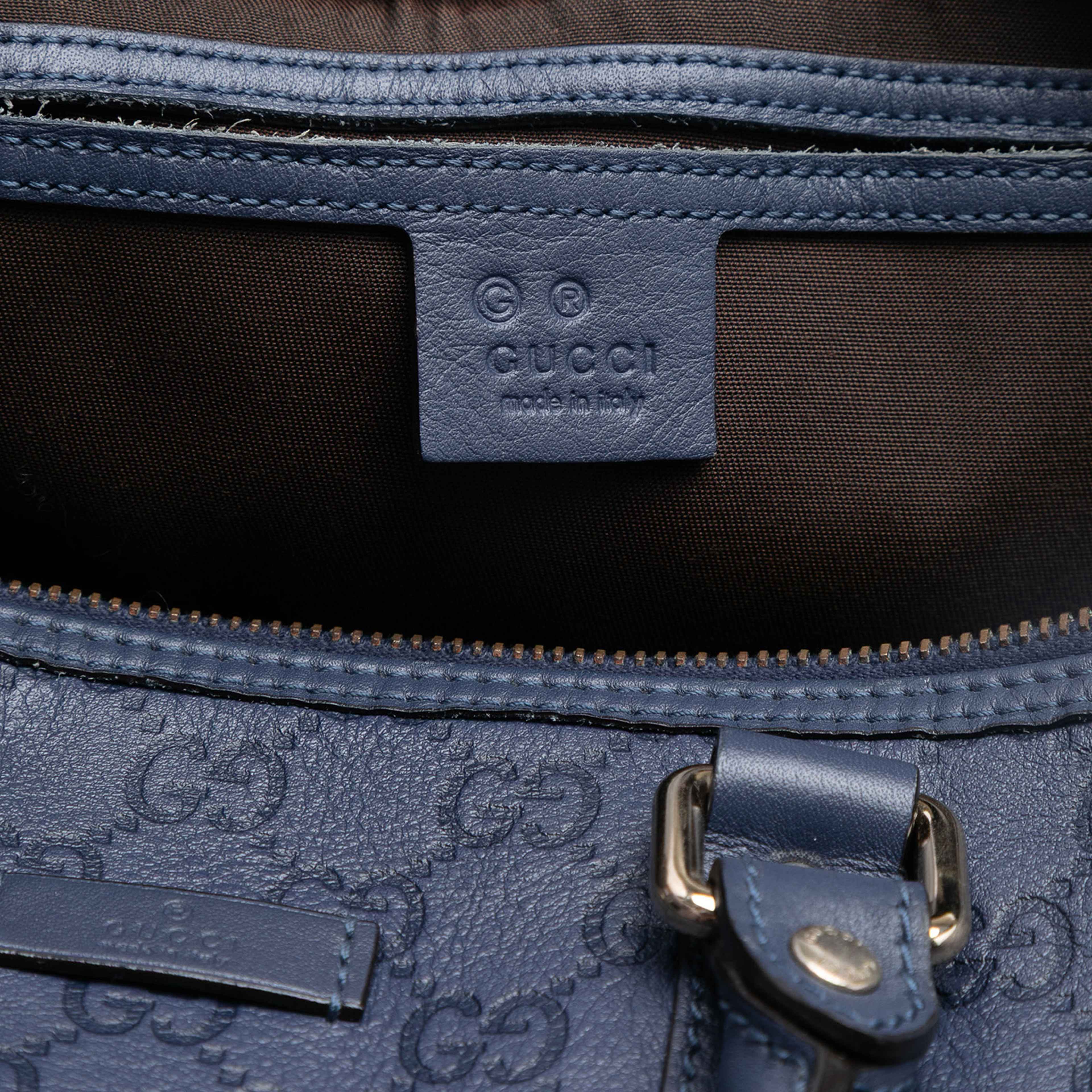 Gucci Medium Guccissima Joy Boston Bag, från Luxclusif, i färgen navy. Klicka för att öppna bilden i stort format