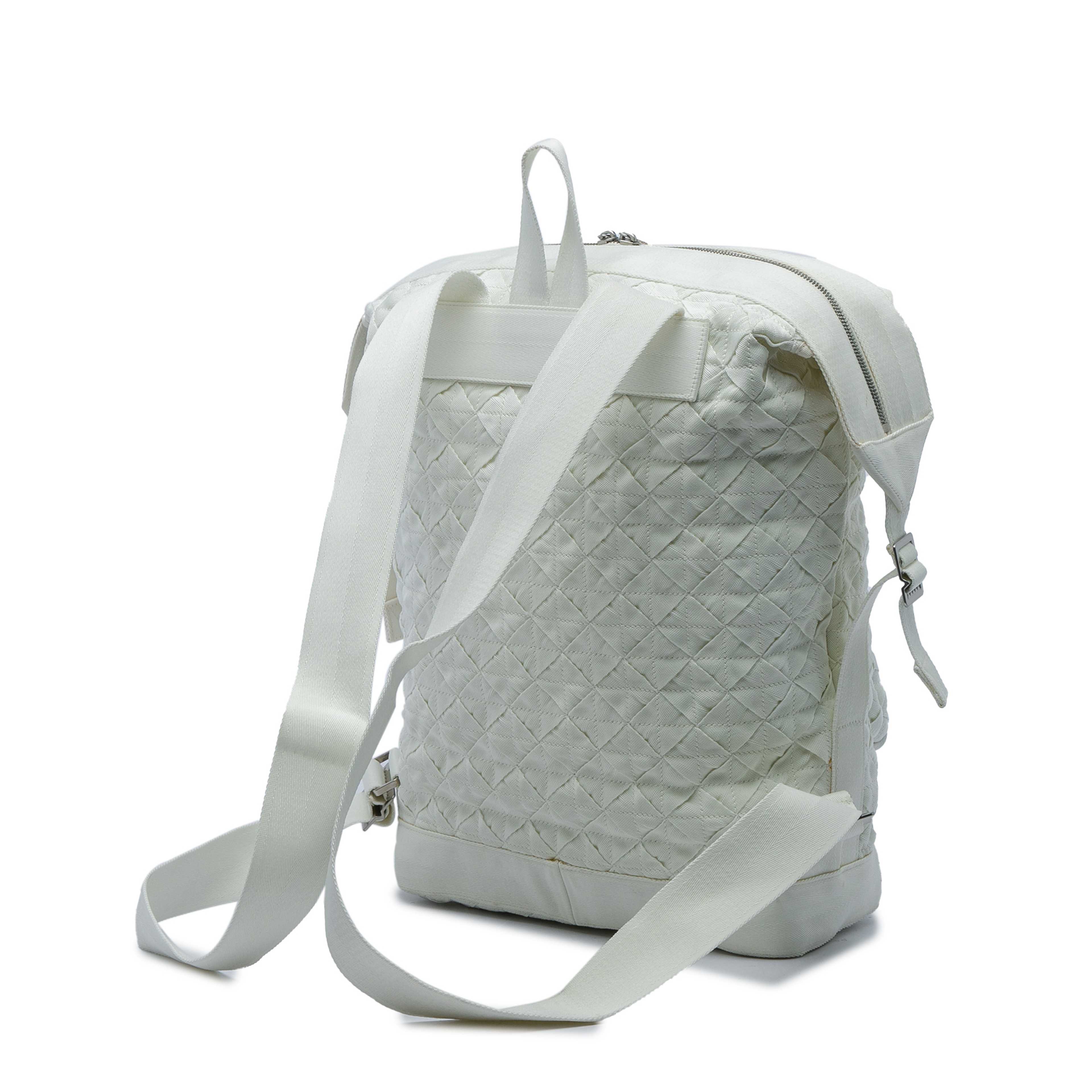 Bottega Veneta Canvas Intrecciato Webbing Backpack, från Luxclusif, i färgen vit. Klicka för att öppna bilden i stort format
