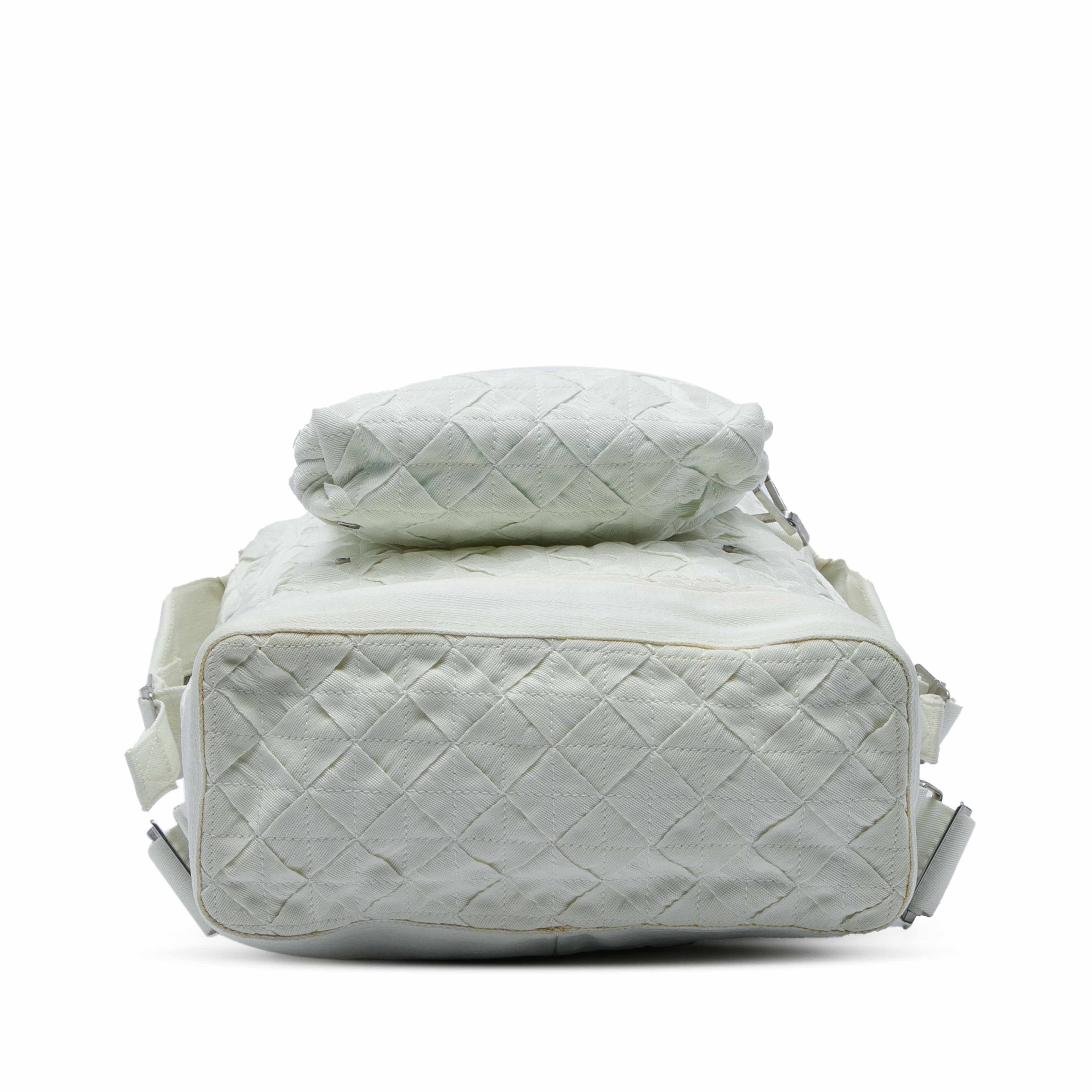 Bottega Veneta Canvas Intrecciato Webbing Backpack, från Luxclusif, i färgen vit. Klicka för att öppna bilden i stort format