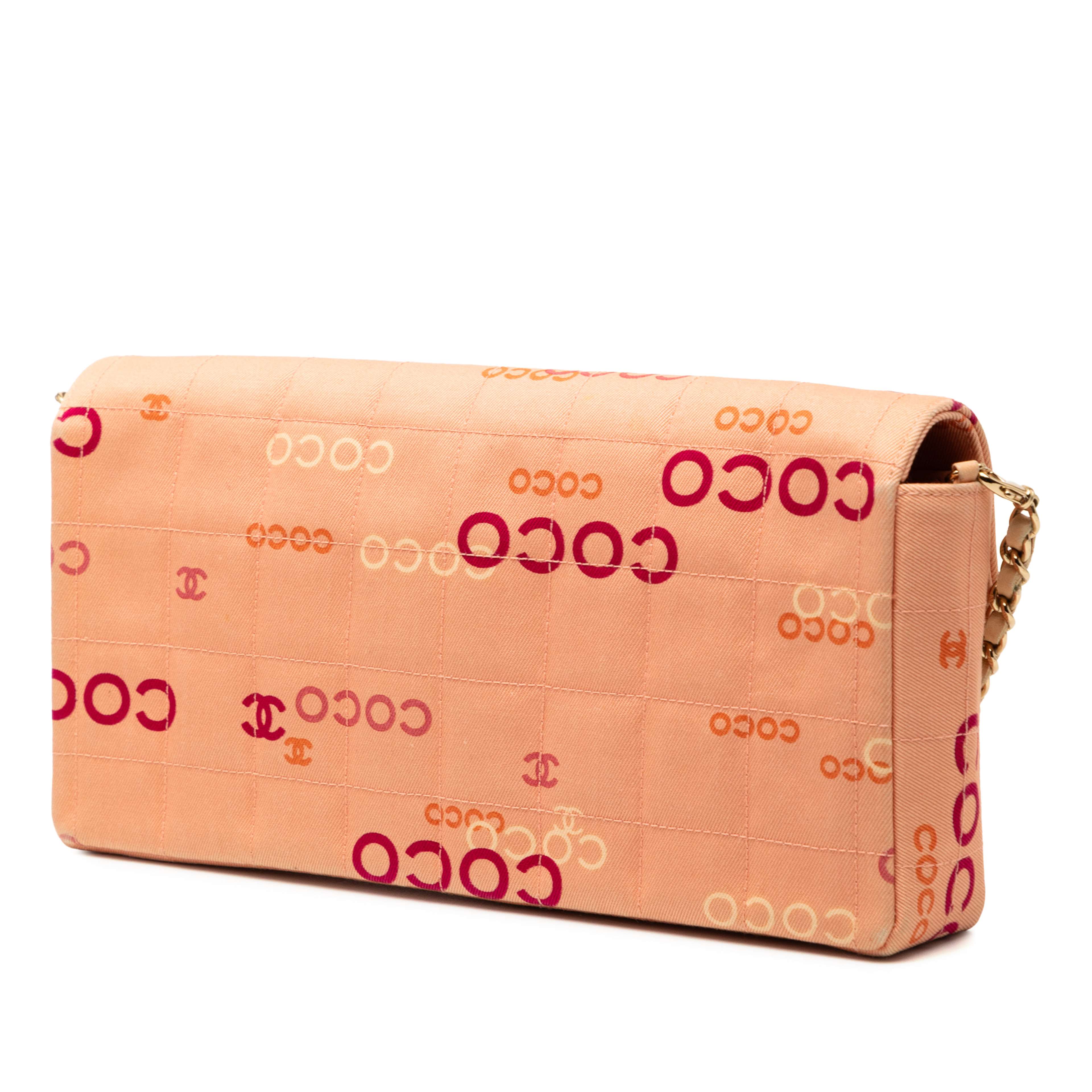 Chanel Cc Chocolate Bar Canvas Logo East West Flap, från Luxclusif, i färgen pink. Klicka för att öppna bilden i stort format