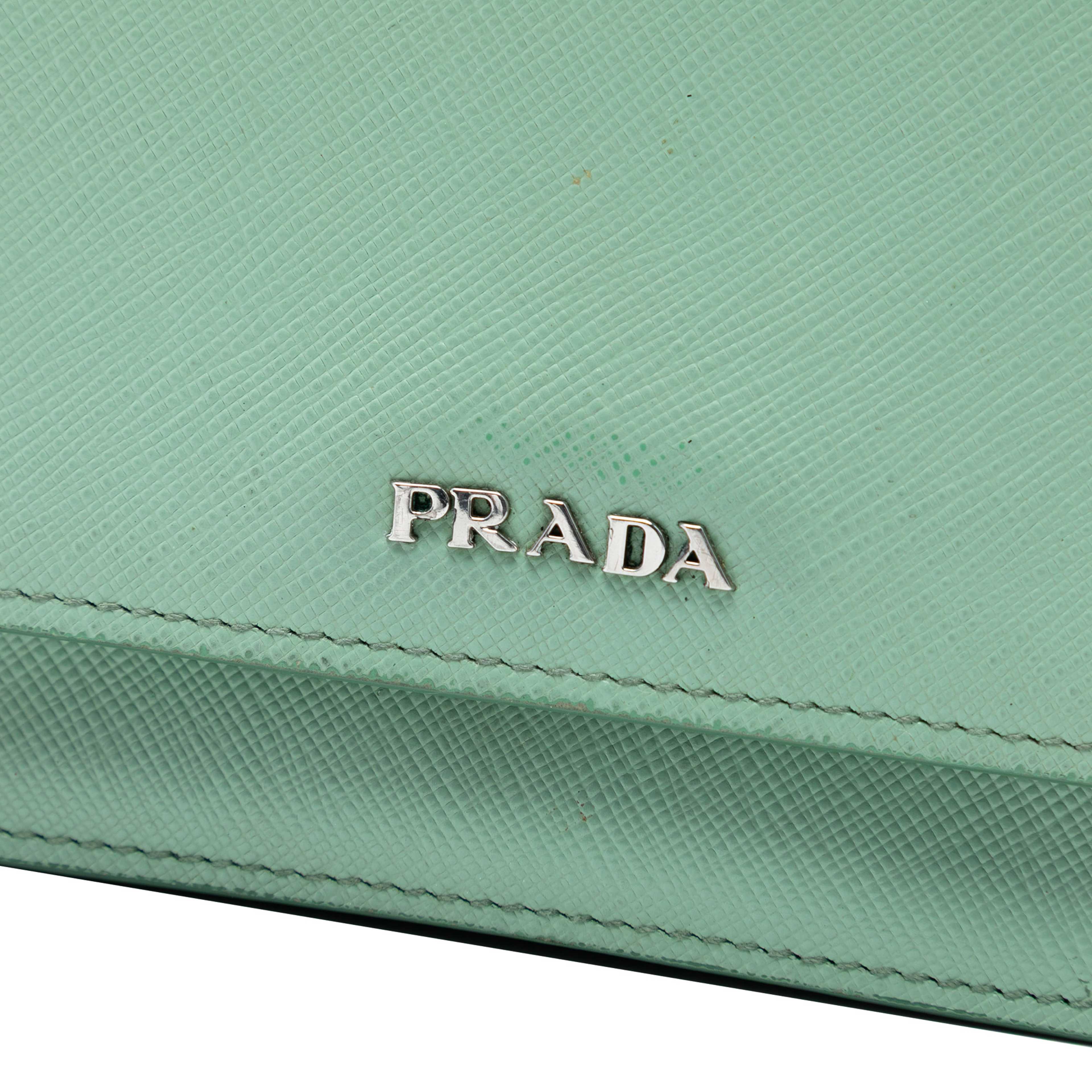 Prada Saffiano Wallet On Strap, från Luxclusif, i färgen light green. Klicka för att öppna bilden i stort format