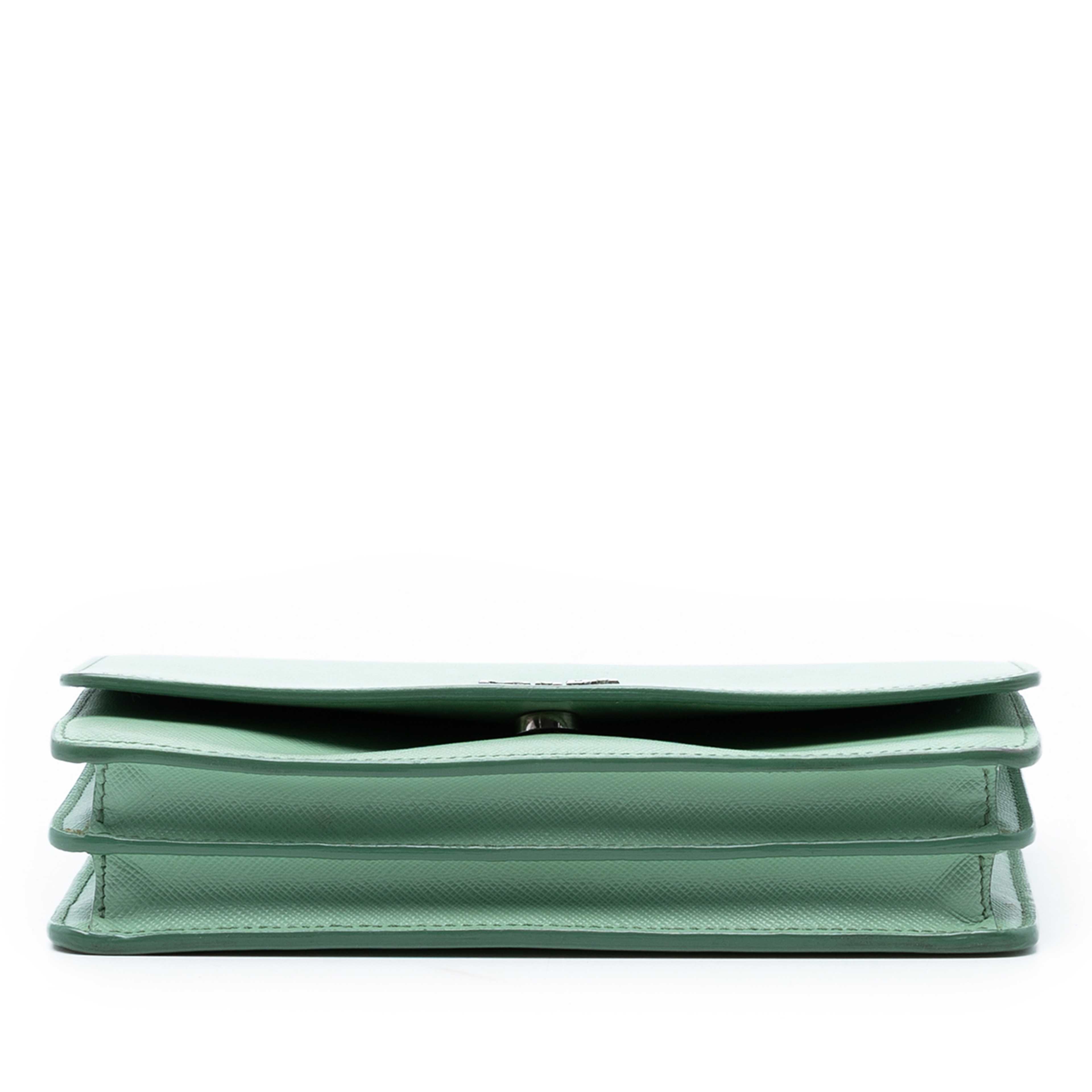 Prada Saffiano Wallet On Strap, från Luxclusif, i färgen light green. Klicka för att öppna bilden i stort format