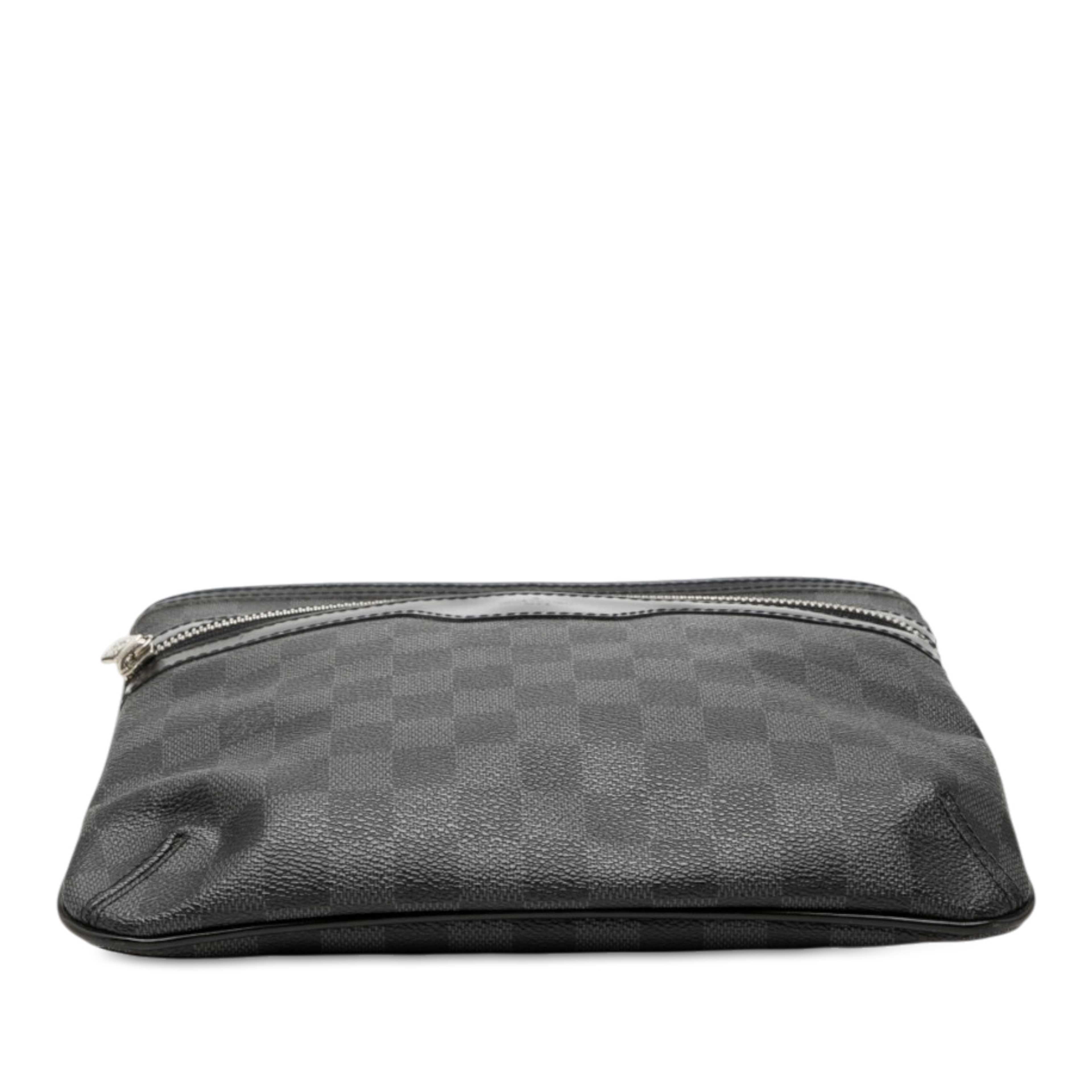 Louis Vuitton Damier Graphite Thomas, från Luxclusif, i färgen svart. Klicka för att öppna bilden i stort format