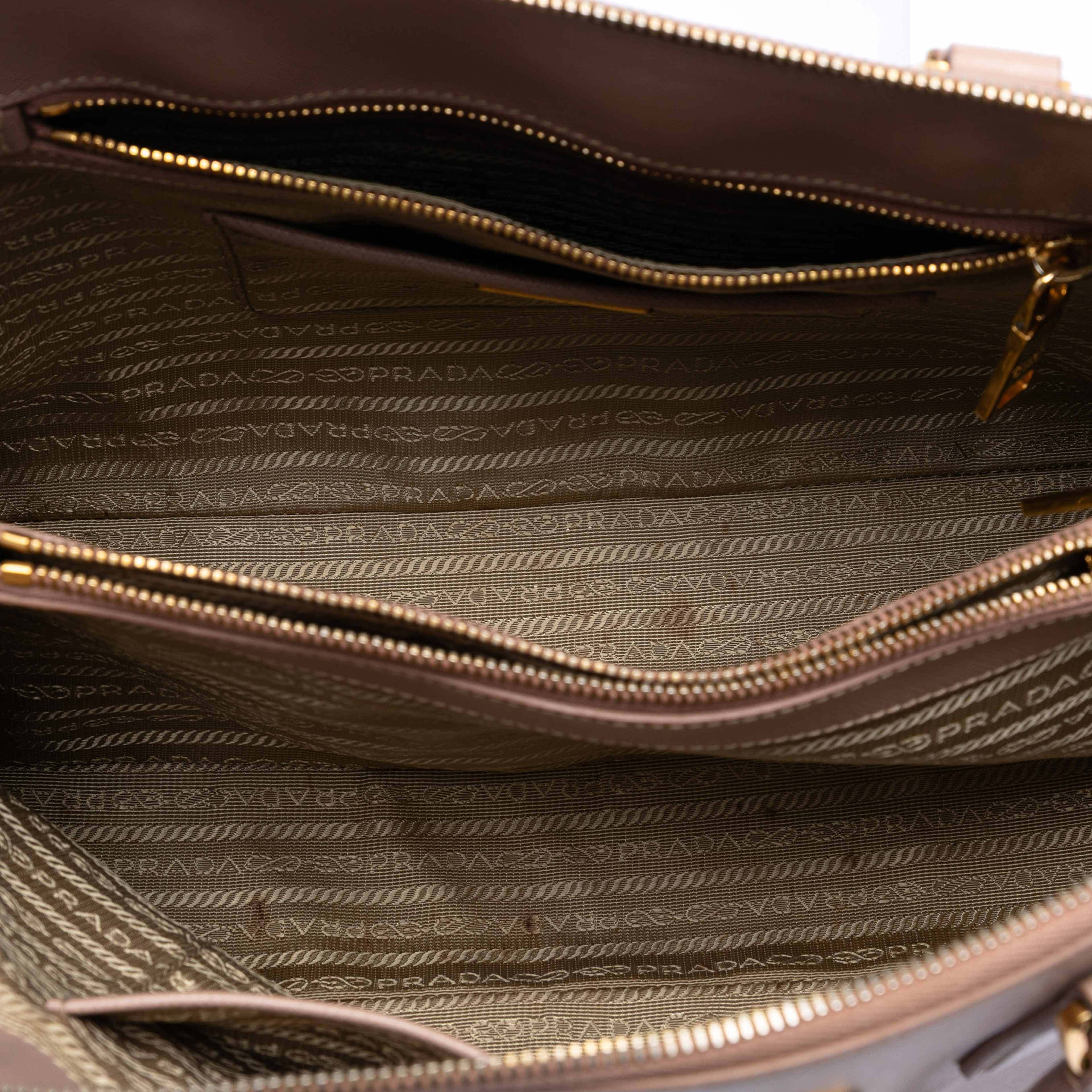 Prada Large Saffiano Lux Promenade Satchel, från Luxclusif, i färgen nude. Klicka för att öppna bilden i stort format