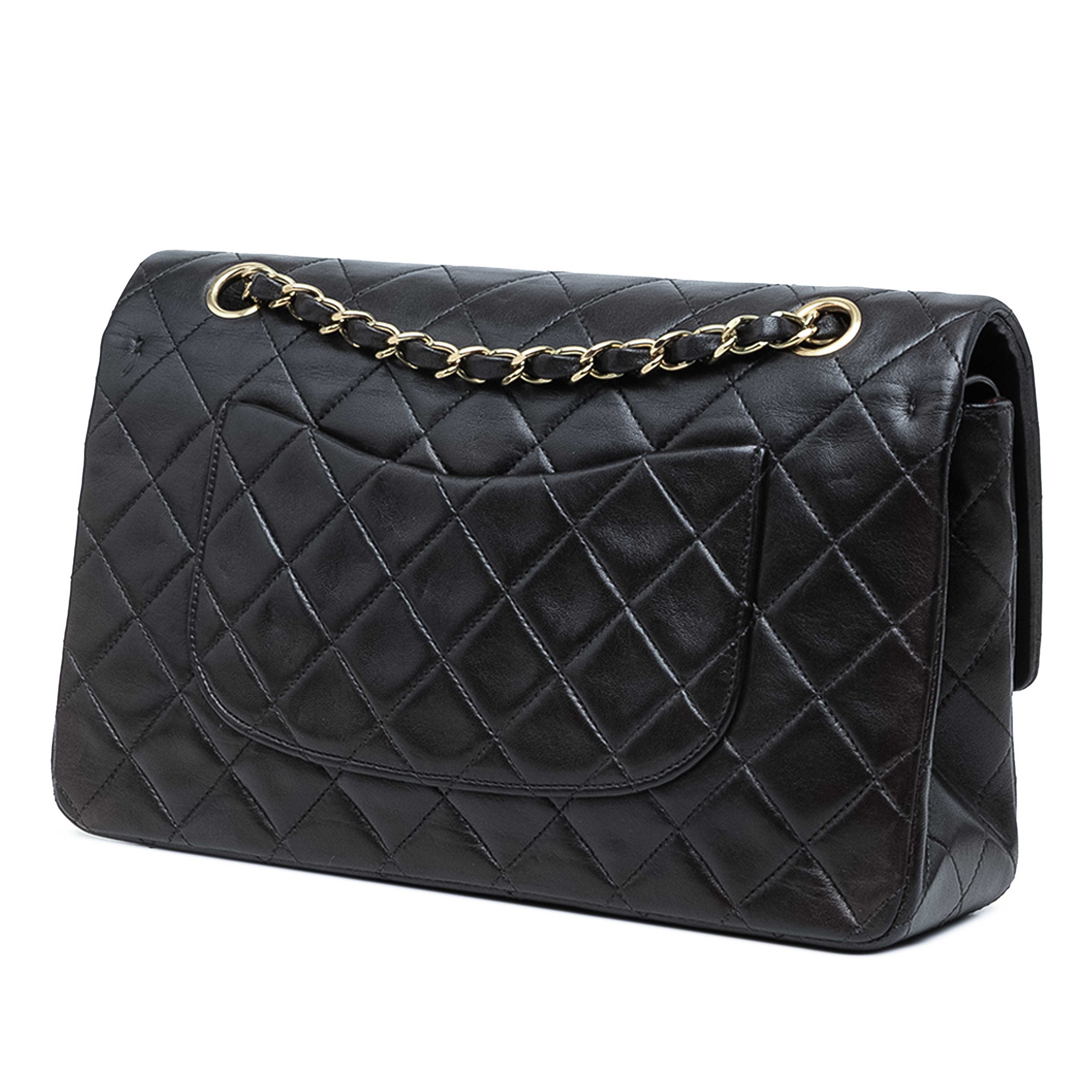 Chanel Medium Classic Lambskin Double Flap, från Luxclusif, i färgen svart. Klicka för att öppna bilden i stort format